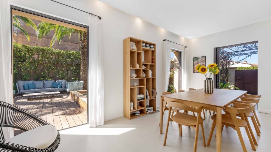 luxury house 8 Rooms for sale on ST TROPEZ (83990)