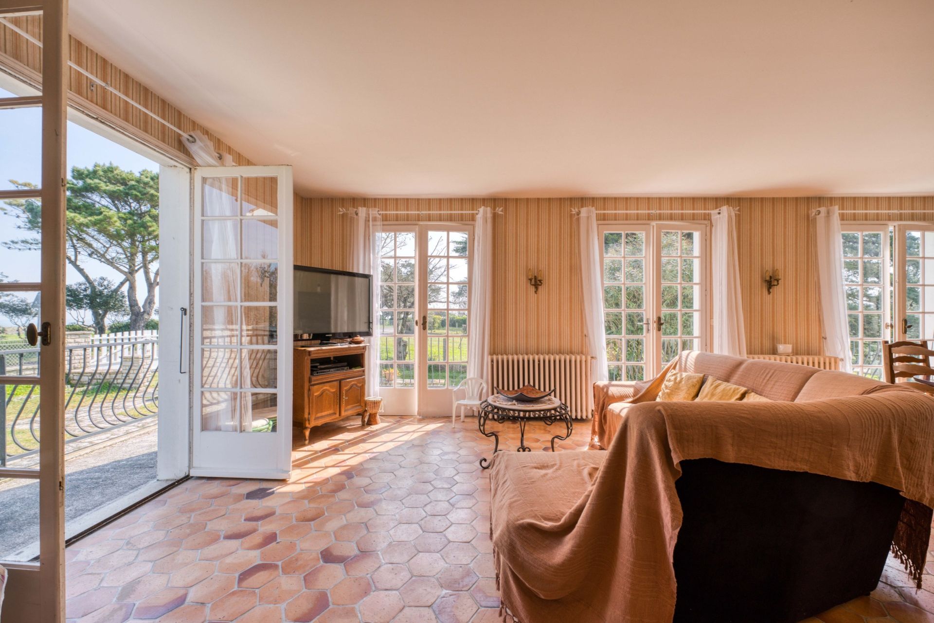 luxury house 10 Rooms for sale on LA BREE LES BAINS (17840)
