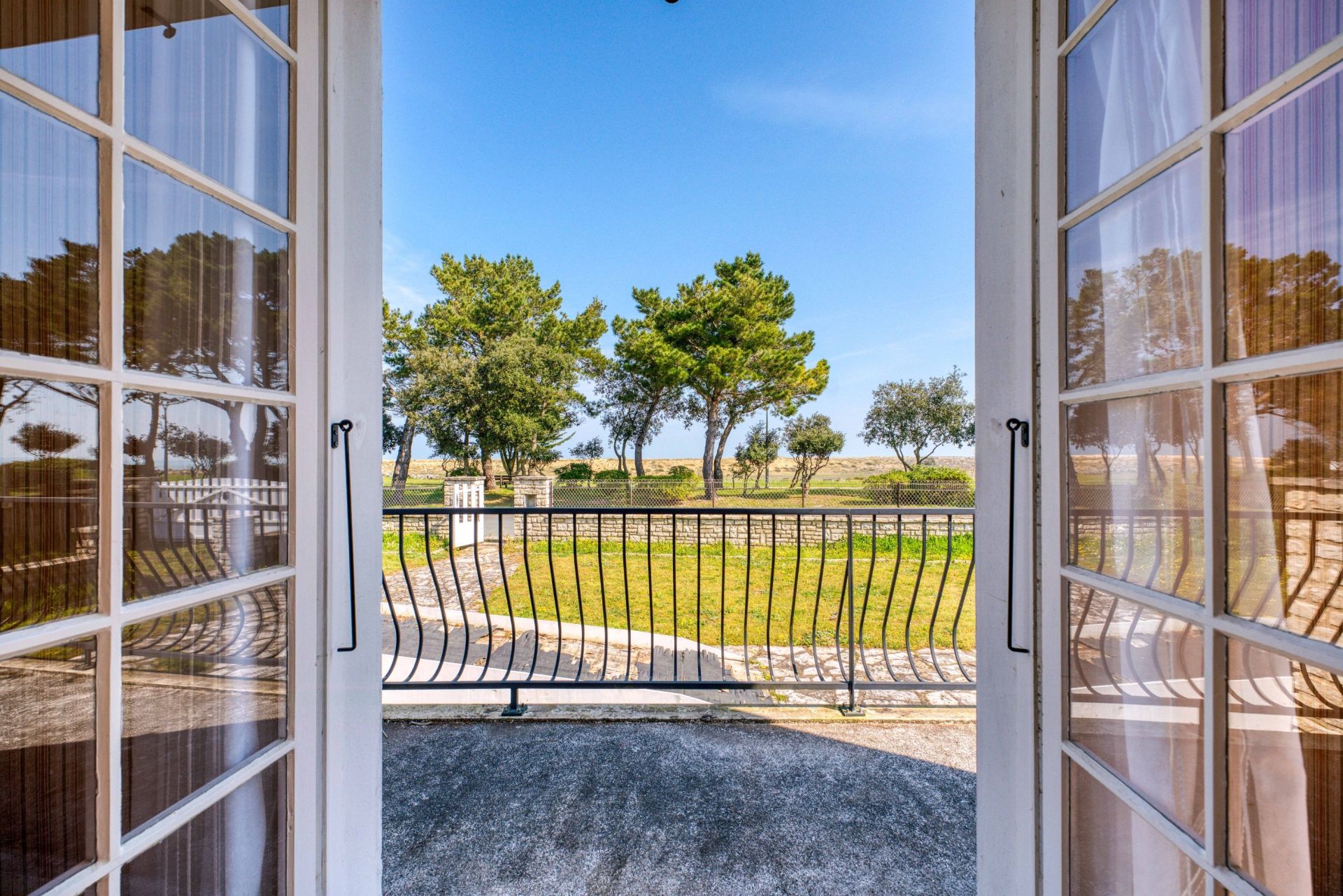 luxury house 10 Rooms for sale on LA BREE LES BAINS (17840)
