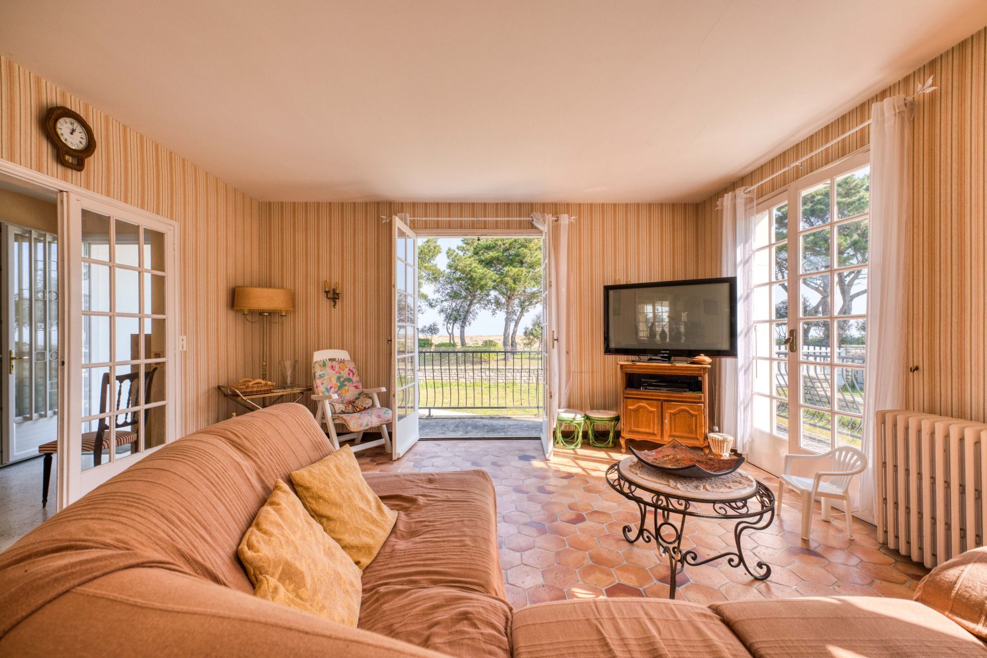 luxury house 10 Rooms for sale on LA BREE LES BAINS (17840)