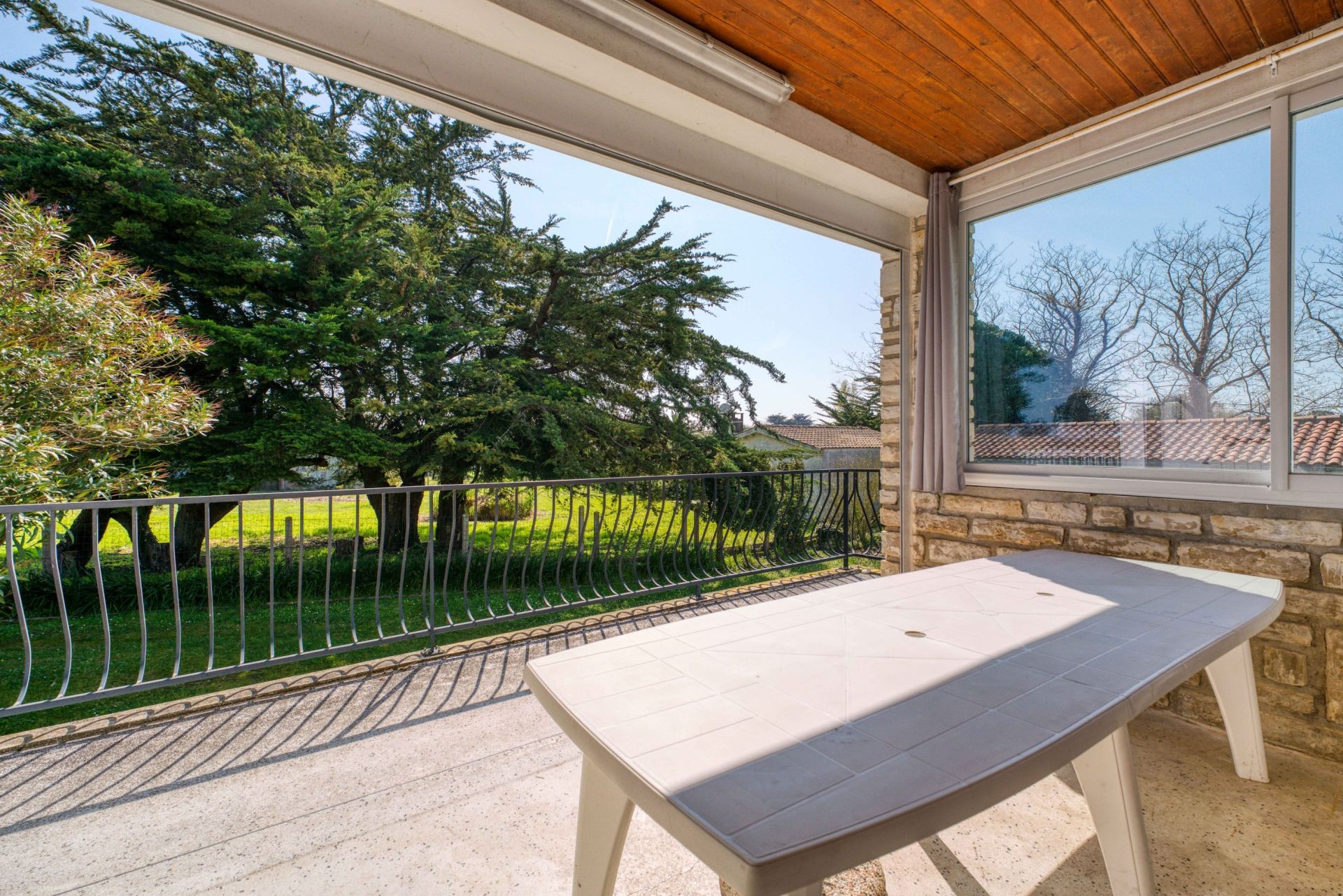 luxury house 10 Rooms for sale on LA BREE LES BAINS (17840)