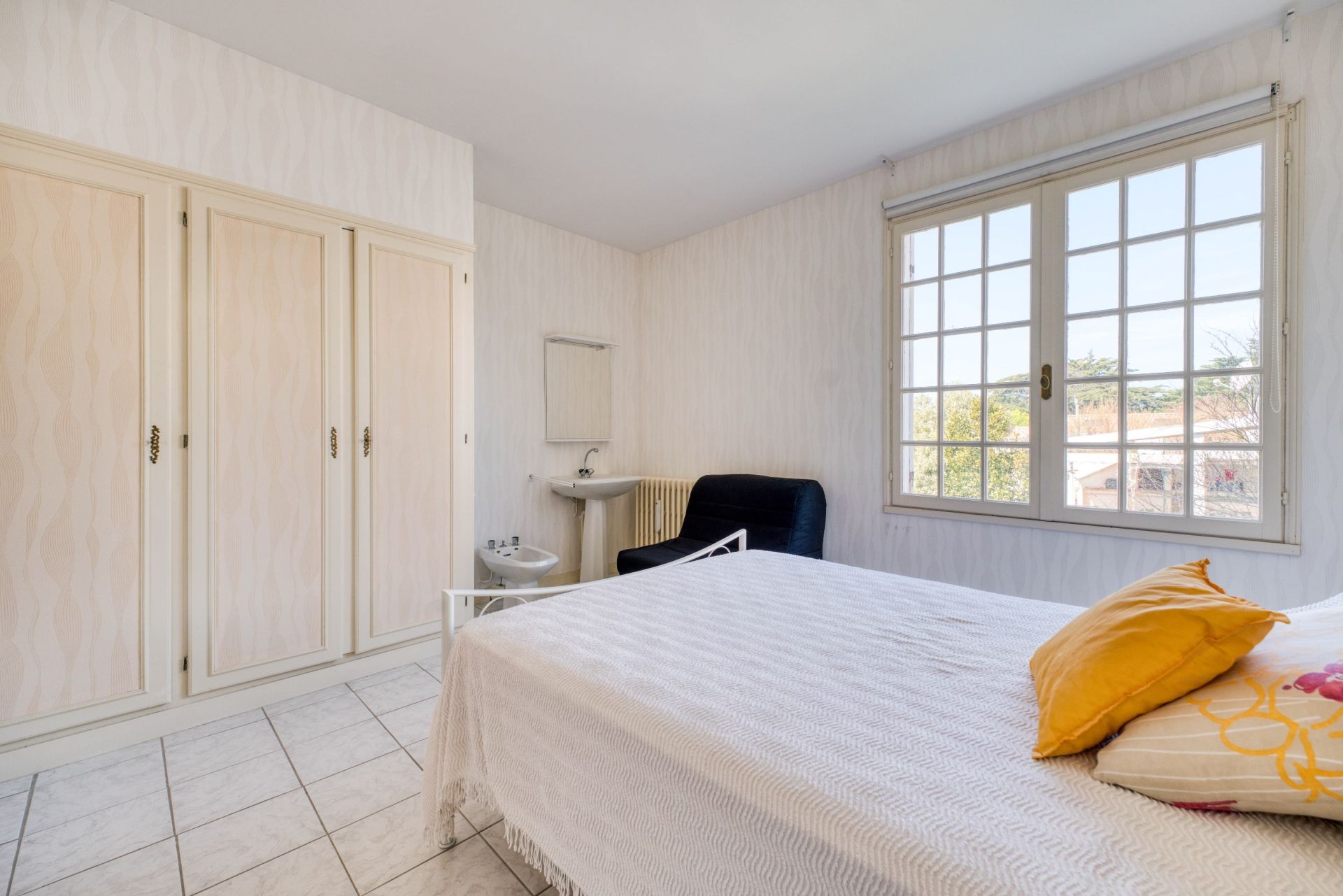 luxury house 10 Rooms for sale on LA BREE LES BAINS (17840)