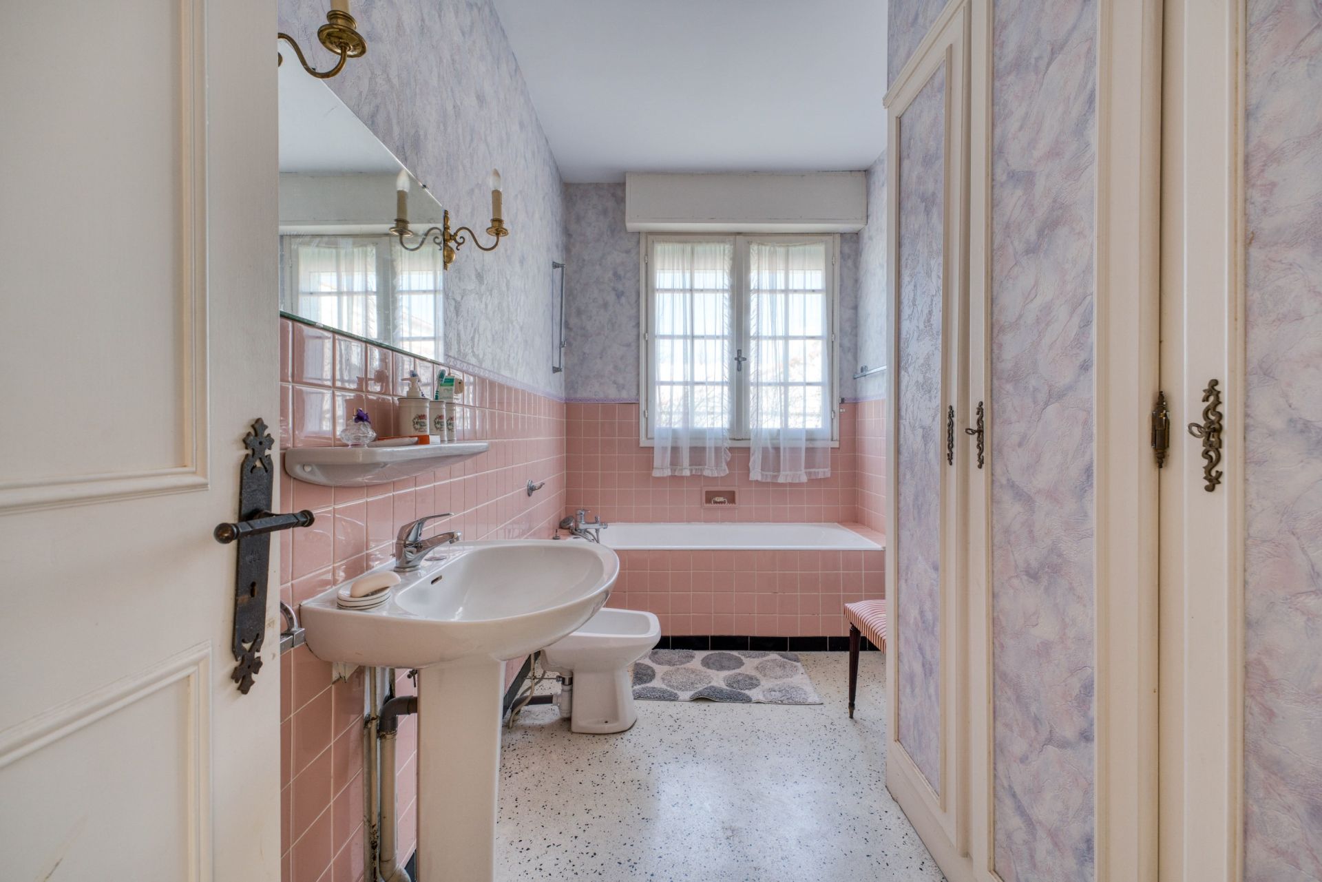 luxury house 10 Rooms for sale on LA BREE LES BAINS (17840)