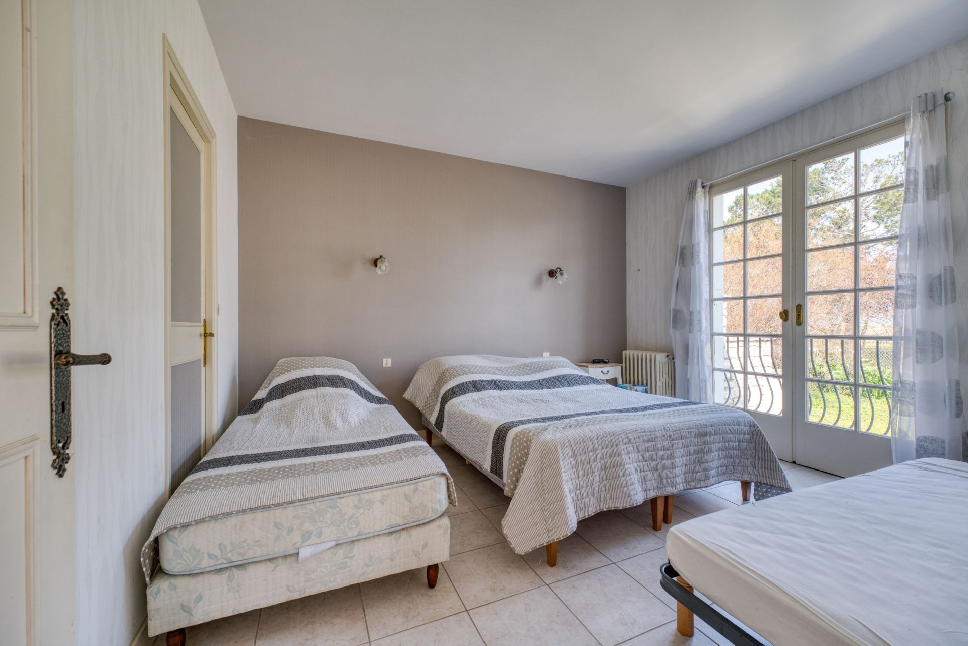 luxury house 10 Rooms for sale on LA BREE LES BAINS (17840)