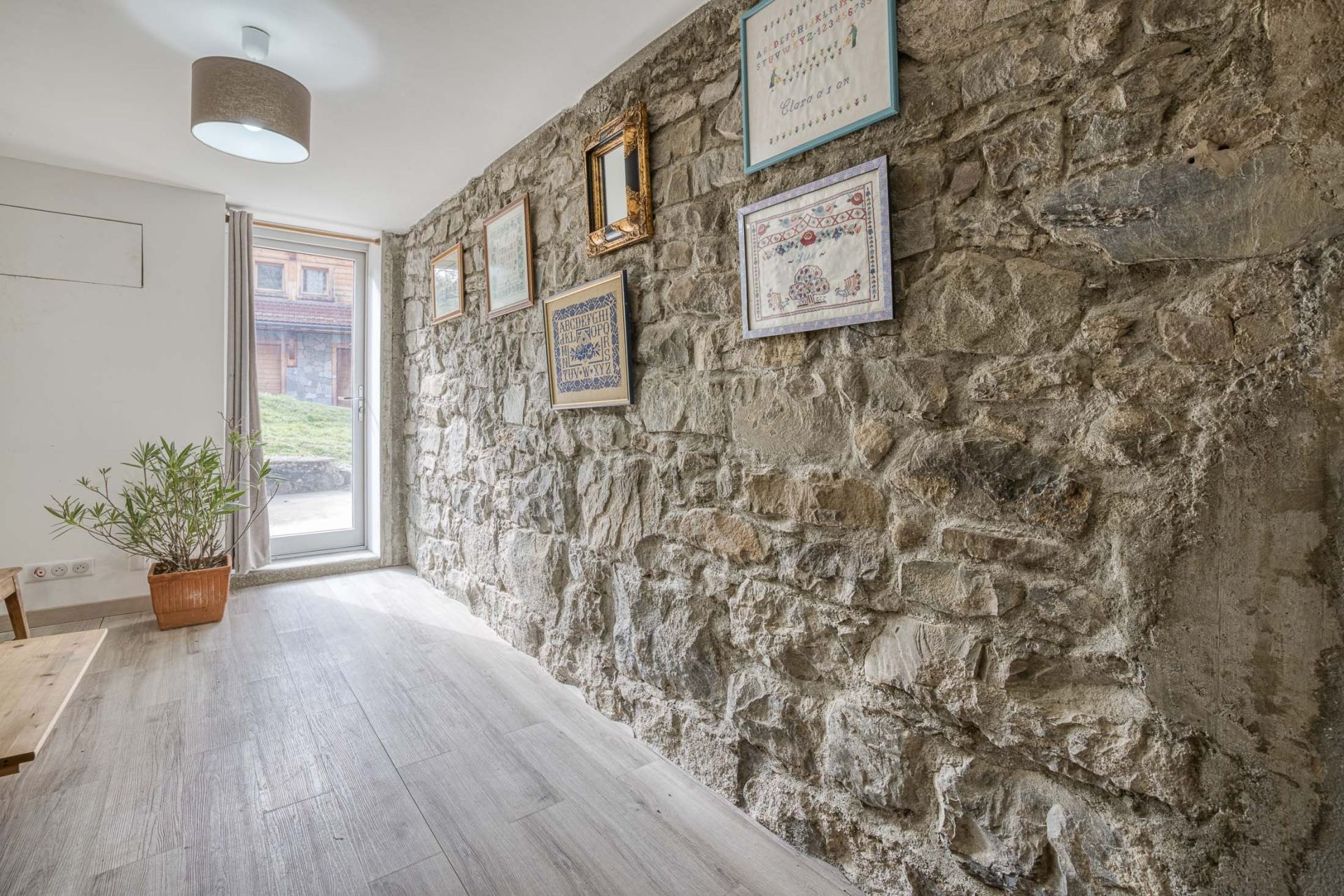 luxury apartment 4 Rooms for sale on MANIGOD (74230)