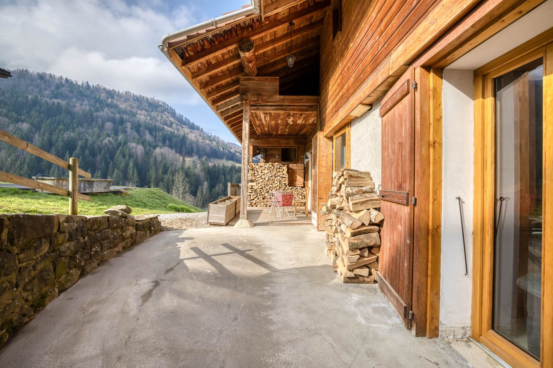 luxury apartment 4 Rooms for sale on MANIGOD (74230)