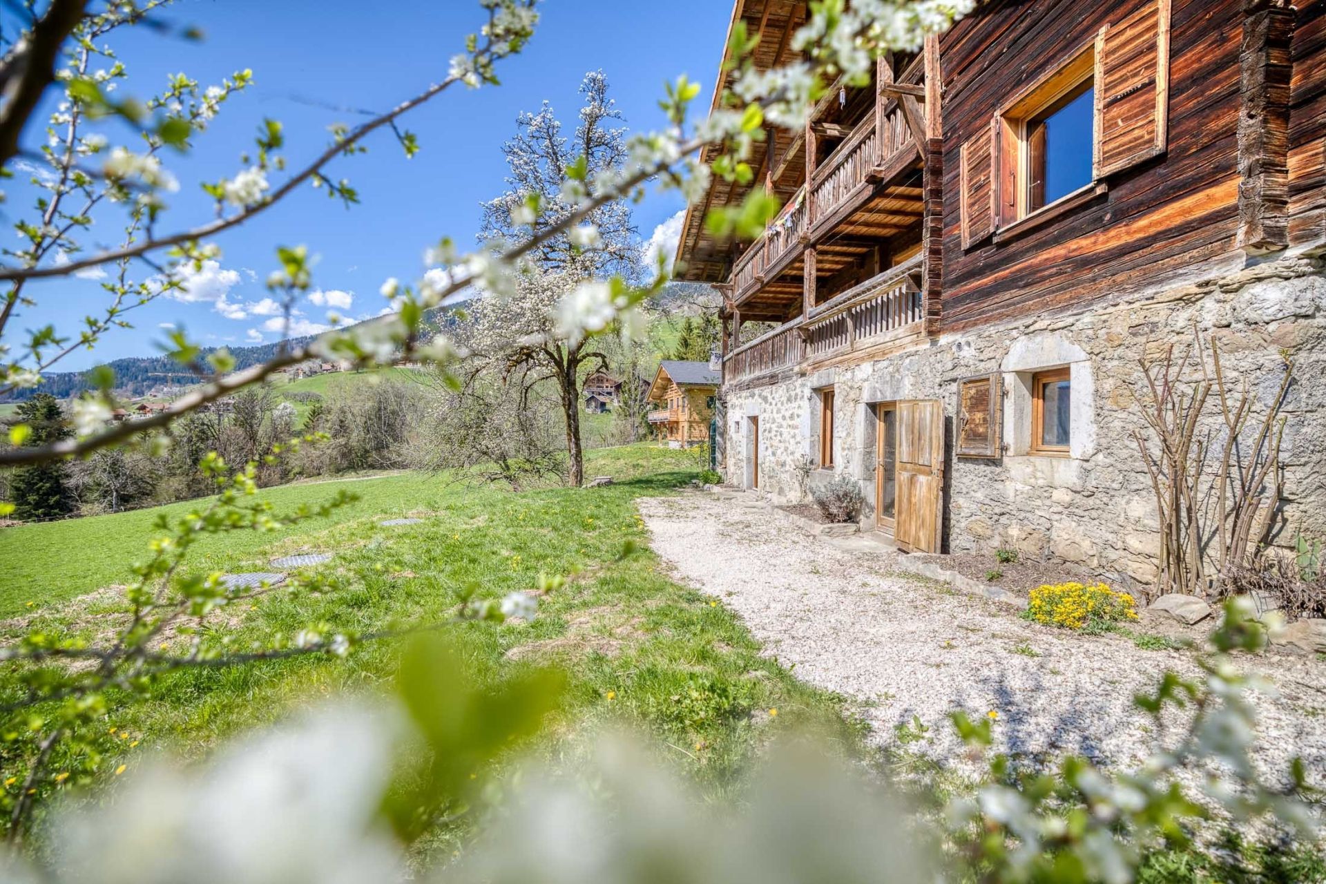 luxury apartment 4 Rooms for sale on MANIGOD (74230)