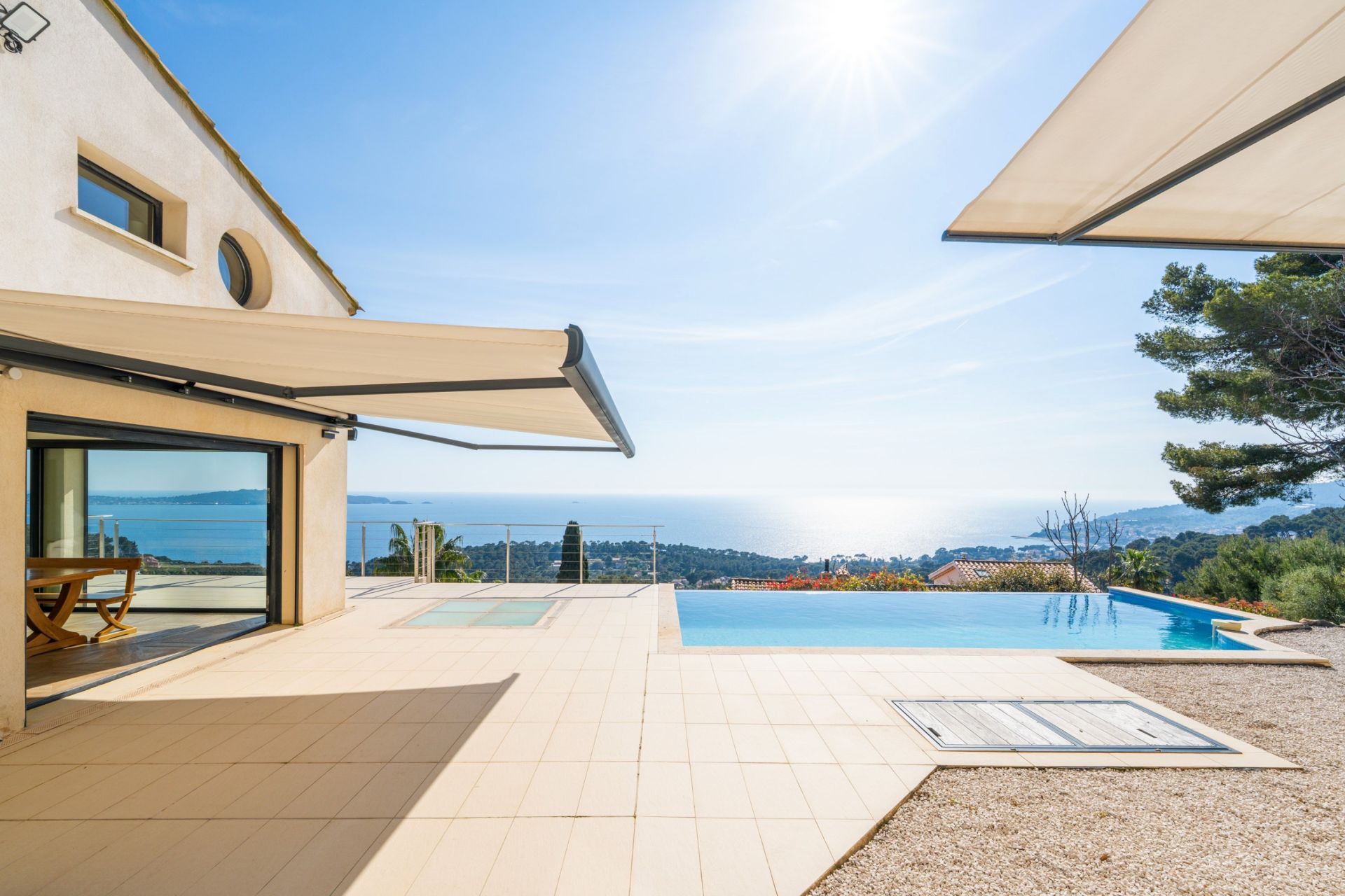 luxury house 9 Rooms for sale on CARQUEIRANNE (83320)