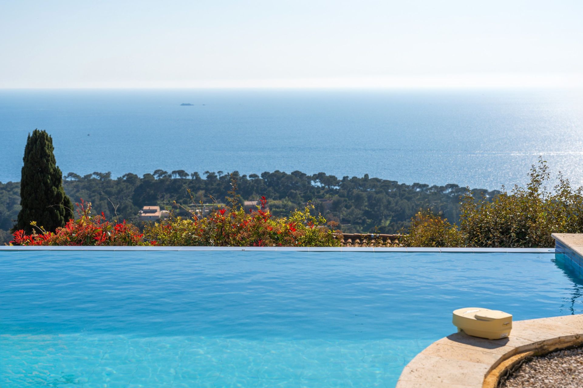 luxury house 9 Rooms for sale on CARQUEIRANNE (83320)