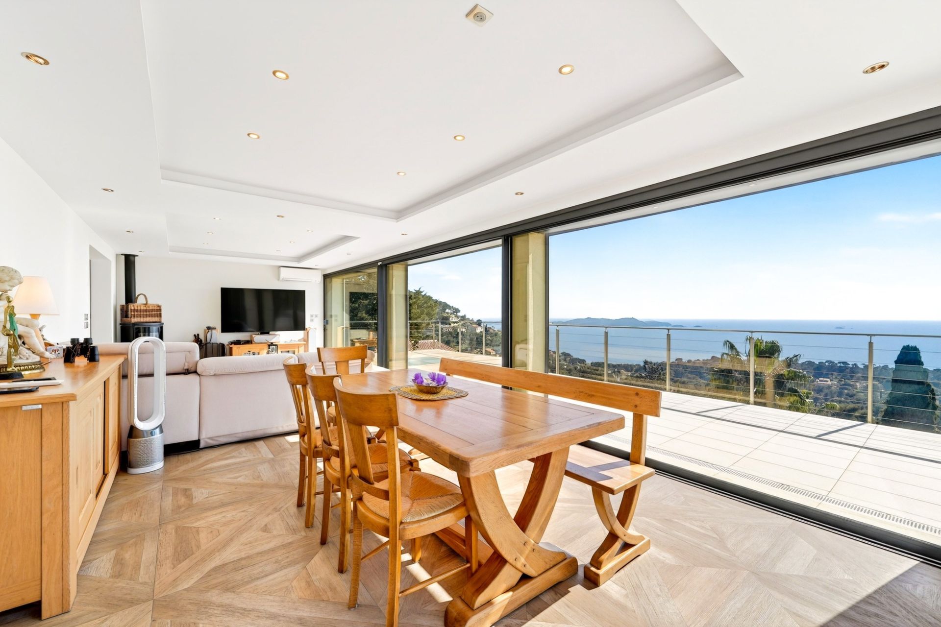 luxury house 9 Rooms for sale on CARQUEIRANNE (83320)