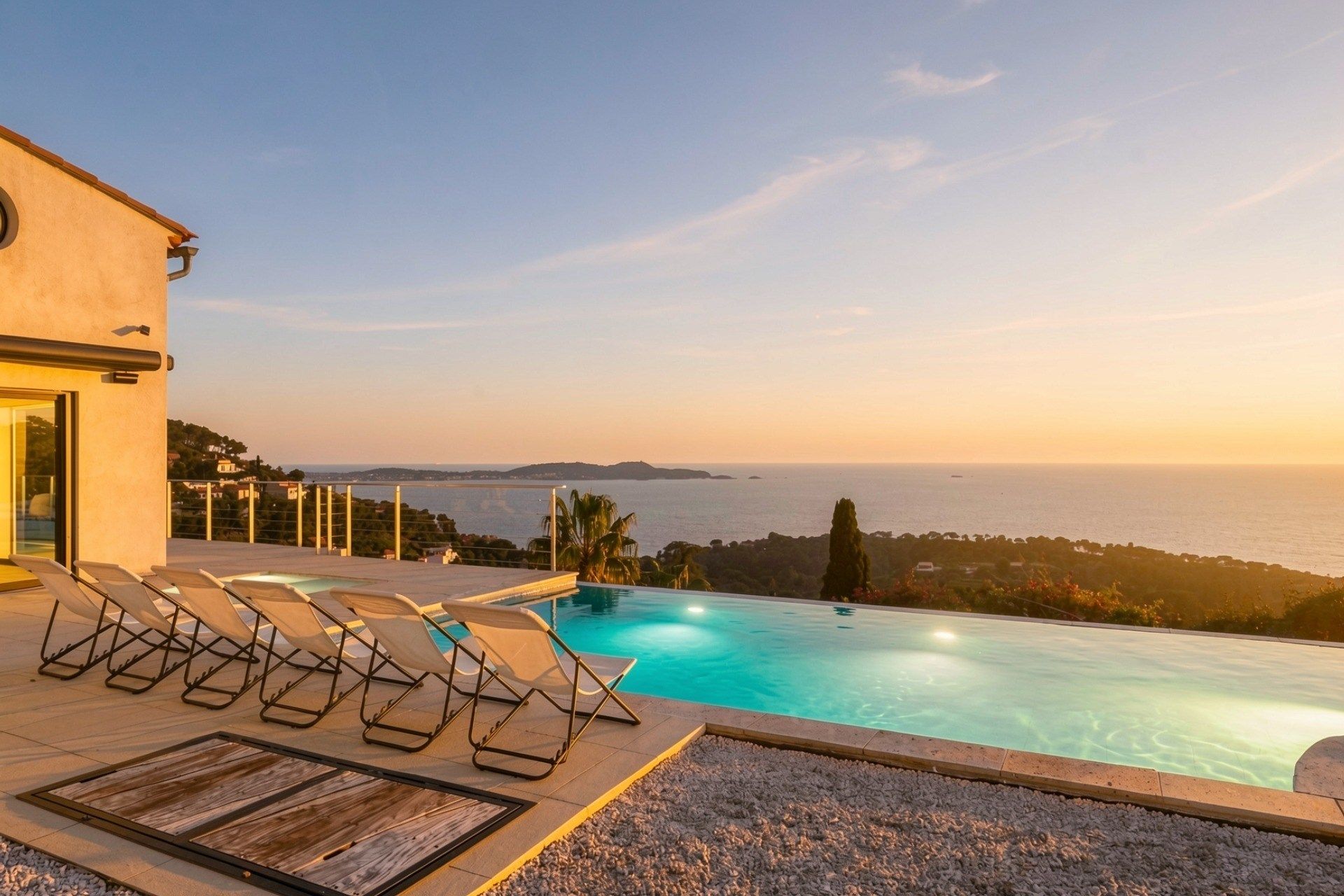 luxury house 9 Rooms for sale on CARQUEIRANNE (83320)