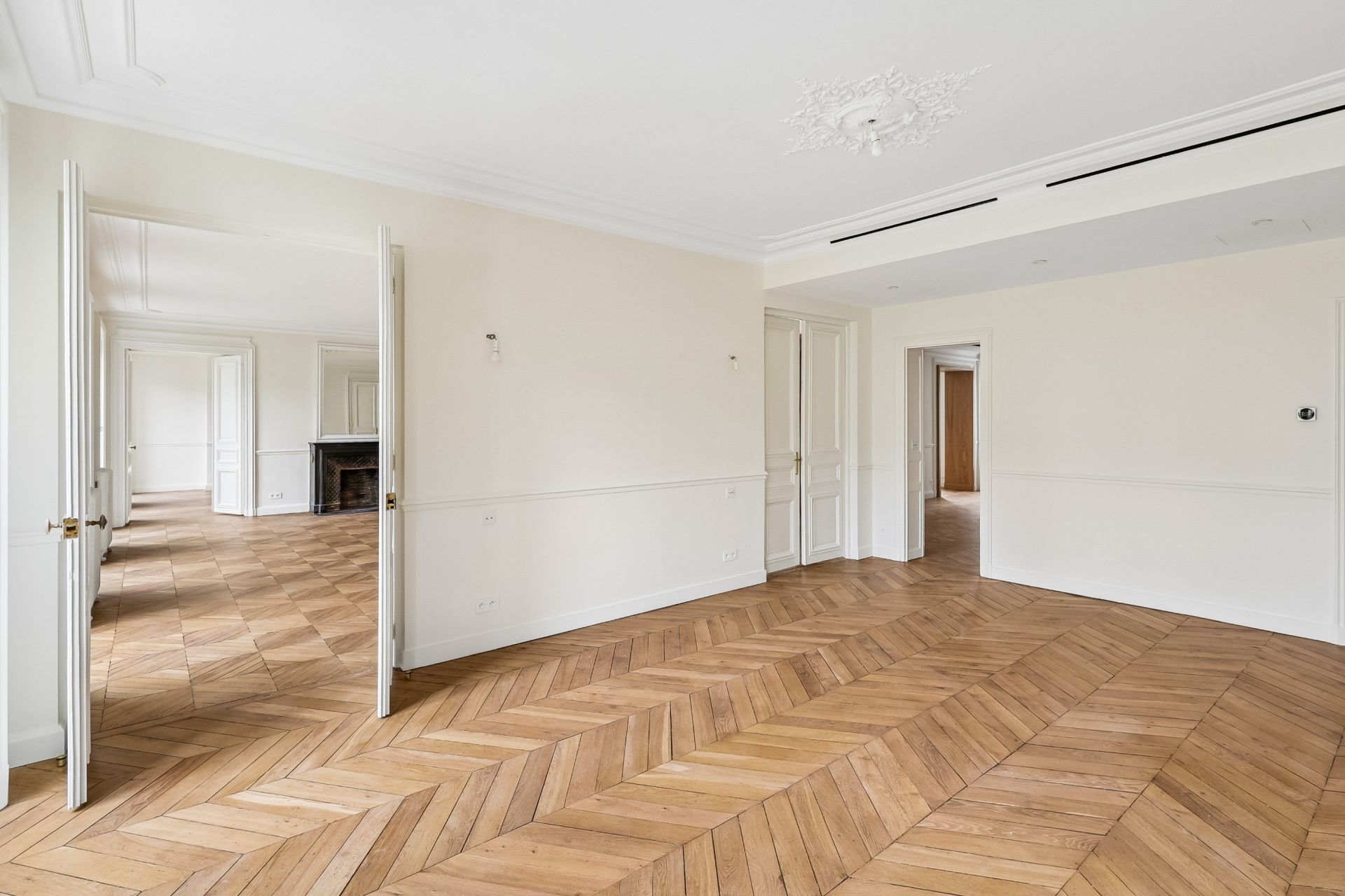 luxury apartment 6 Rooms for sale on PARIS (75008)