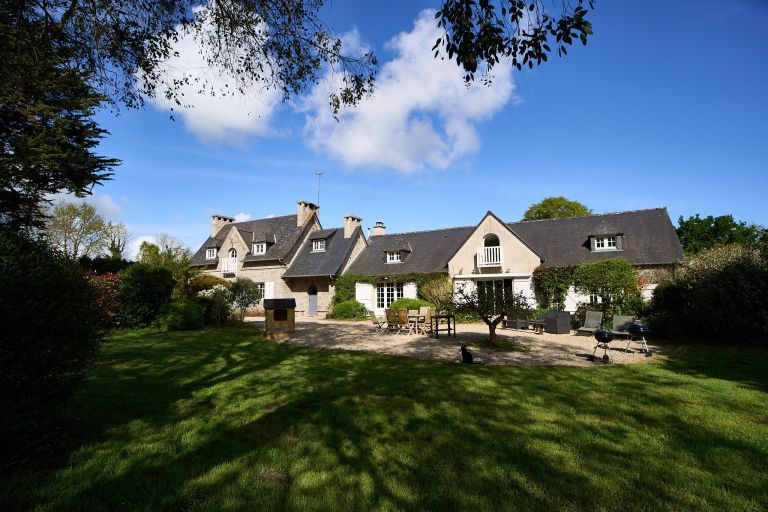 luxury house 10 Rooms for sale on ST LUNAIRE (35800)