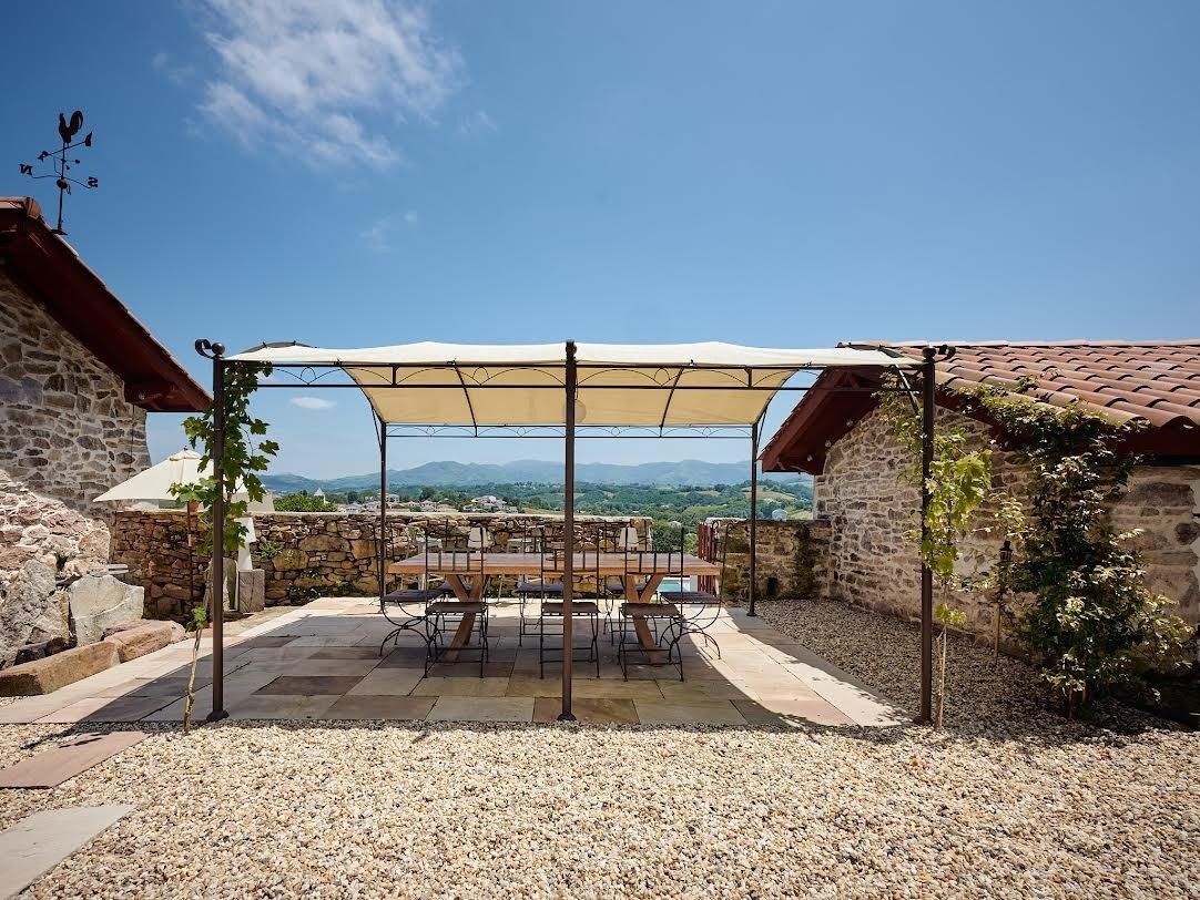 luxury house 10 Rooms for sale on SARE (64310)