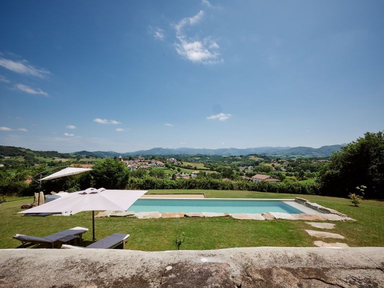 luxury house 10 Rooms for sale on SARE (64310)