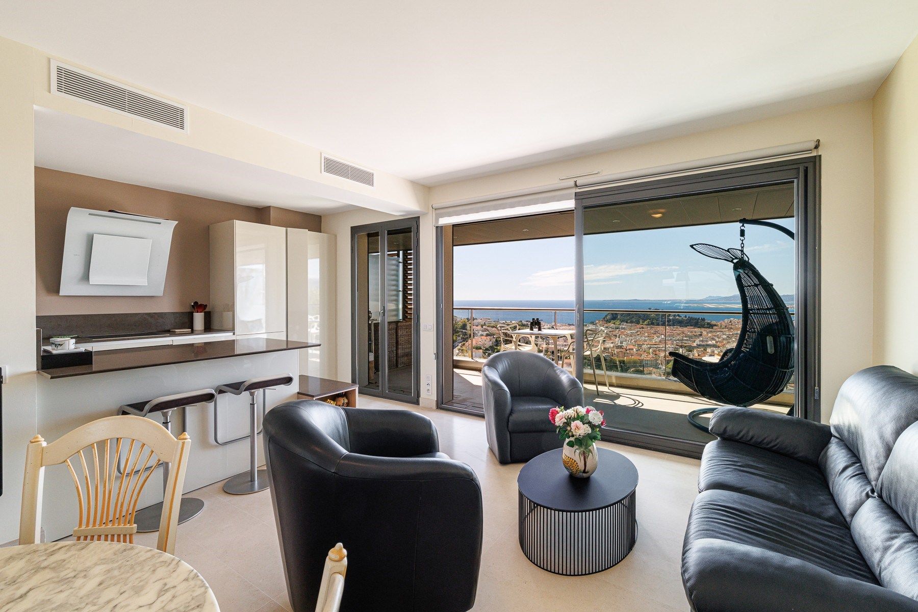 luxury apartment 4 Rooms for sale on NICE (06000)