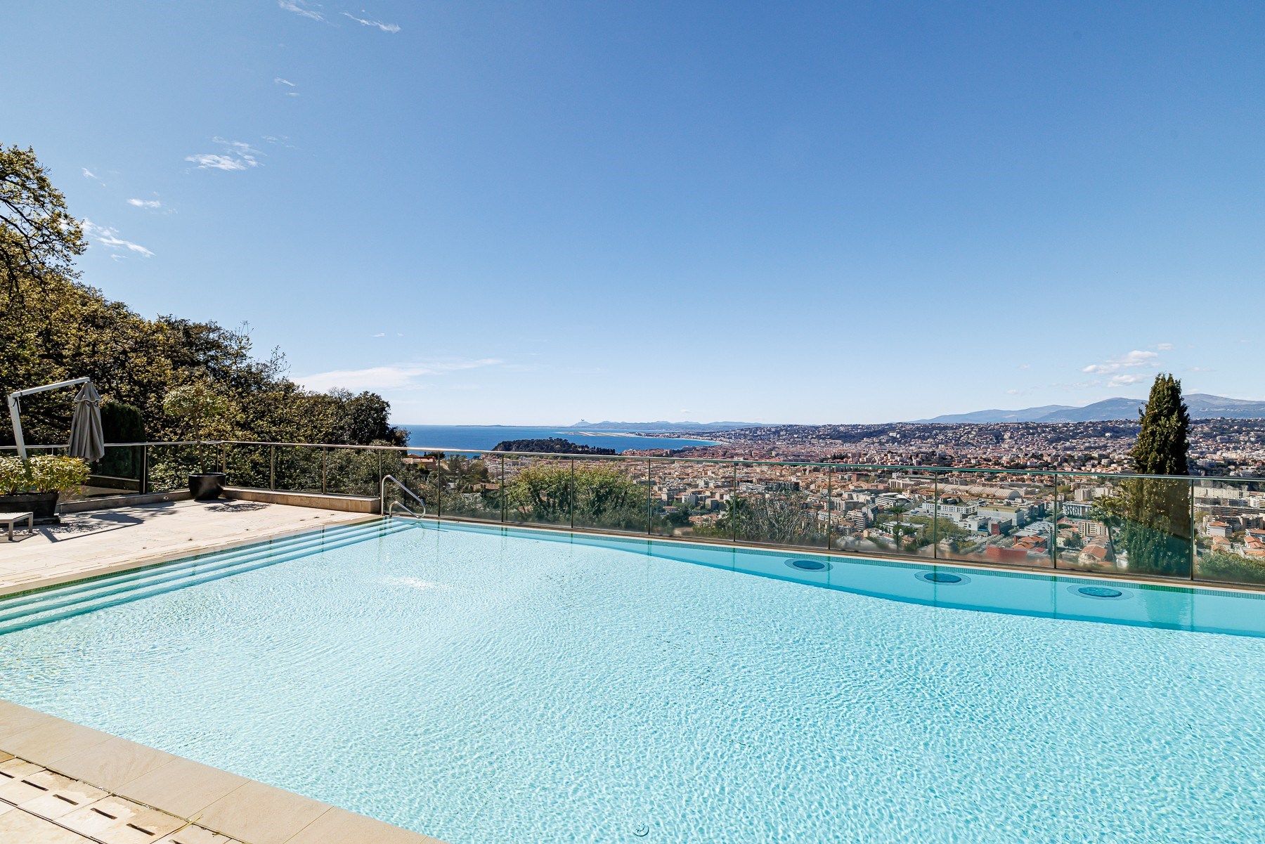 luxury apartment 4 Rooms for sale on NICE (06000)