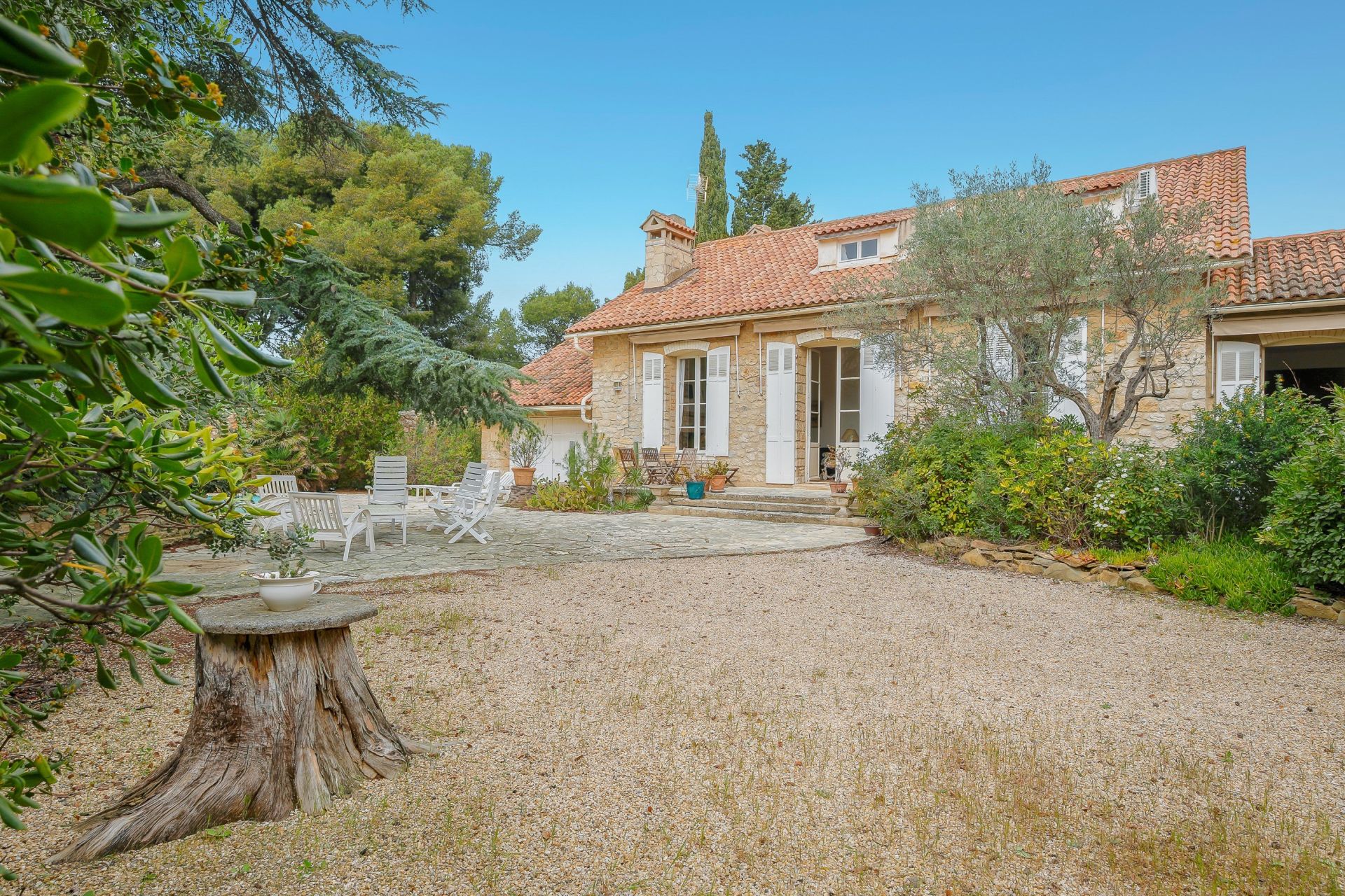 luxury house 7 Rooms for sale on BANDOL (83150)