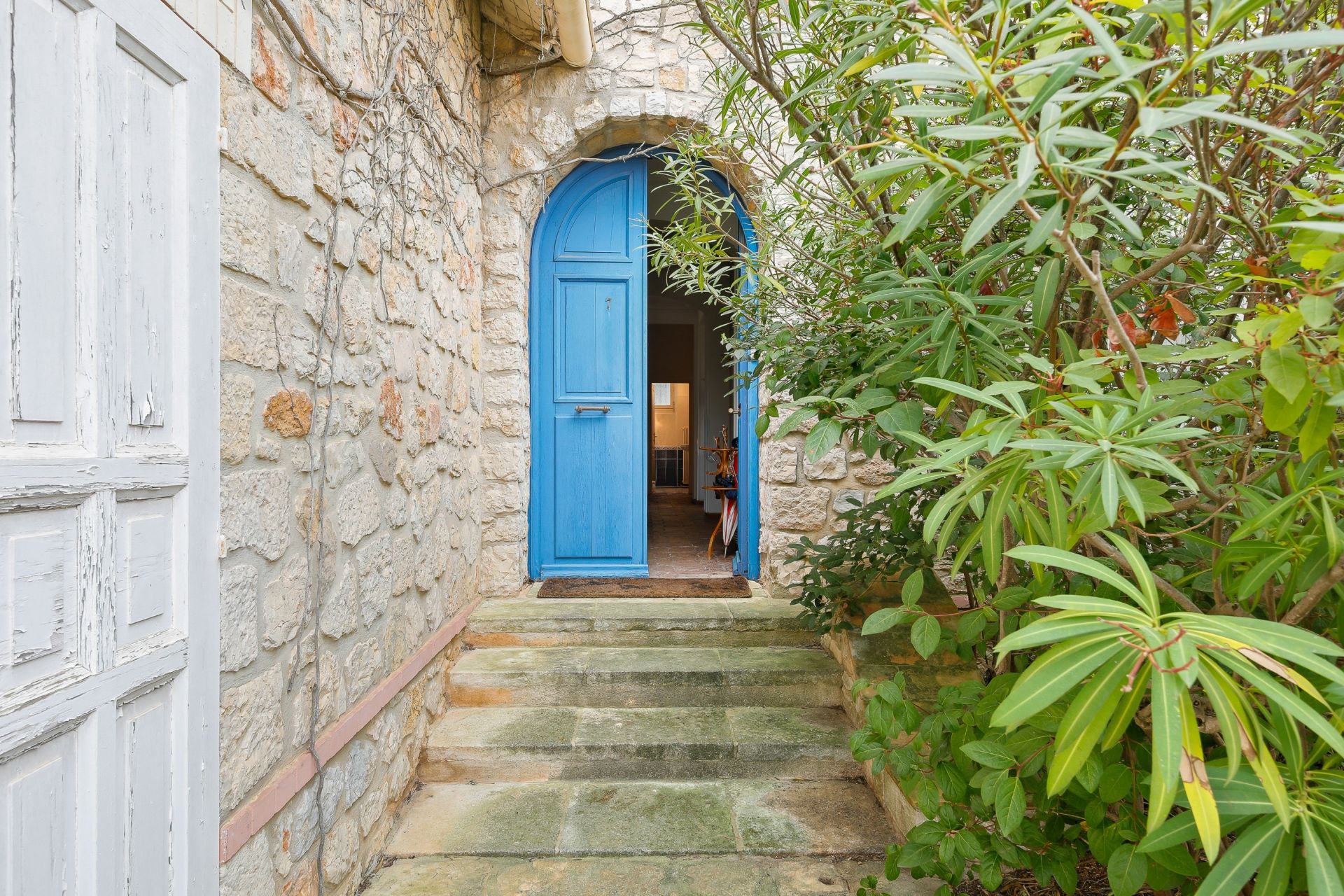 luxury house 7 Rooms for sale on BANDOL (83150)