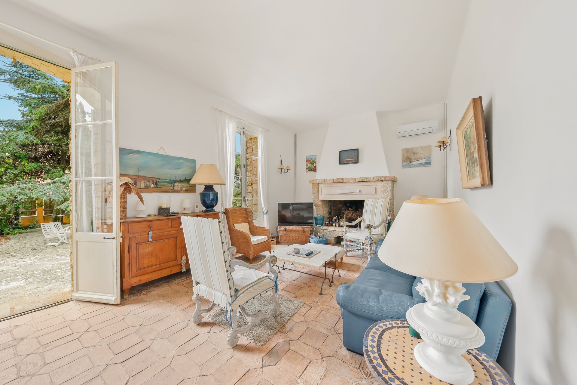 luxury house 7 Rooms for sale on BANDOL (83150)