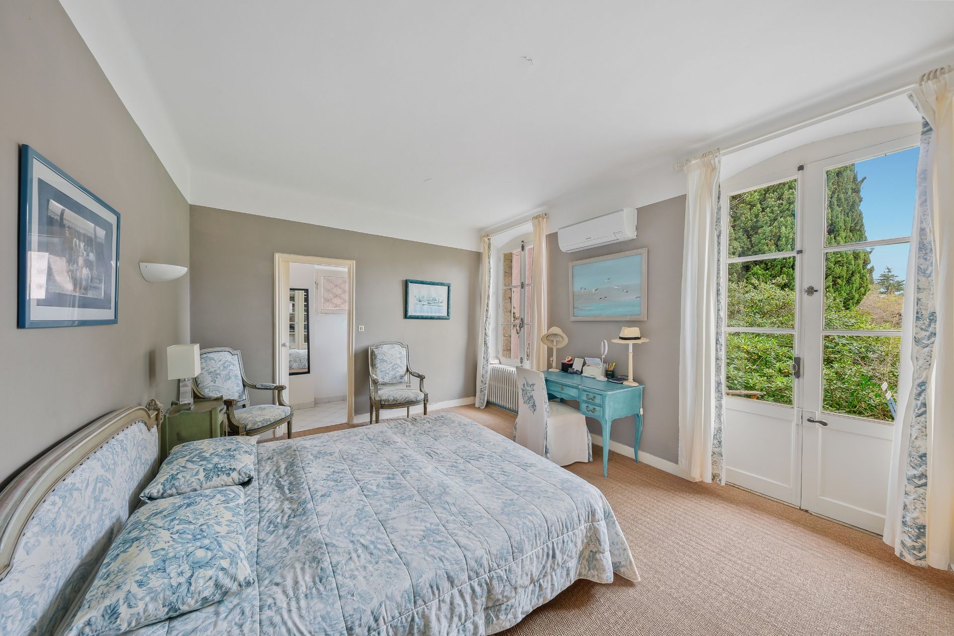 luxury house 7 Rooms for sale on BANDOL (83150)