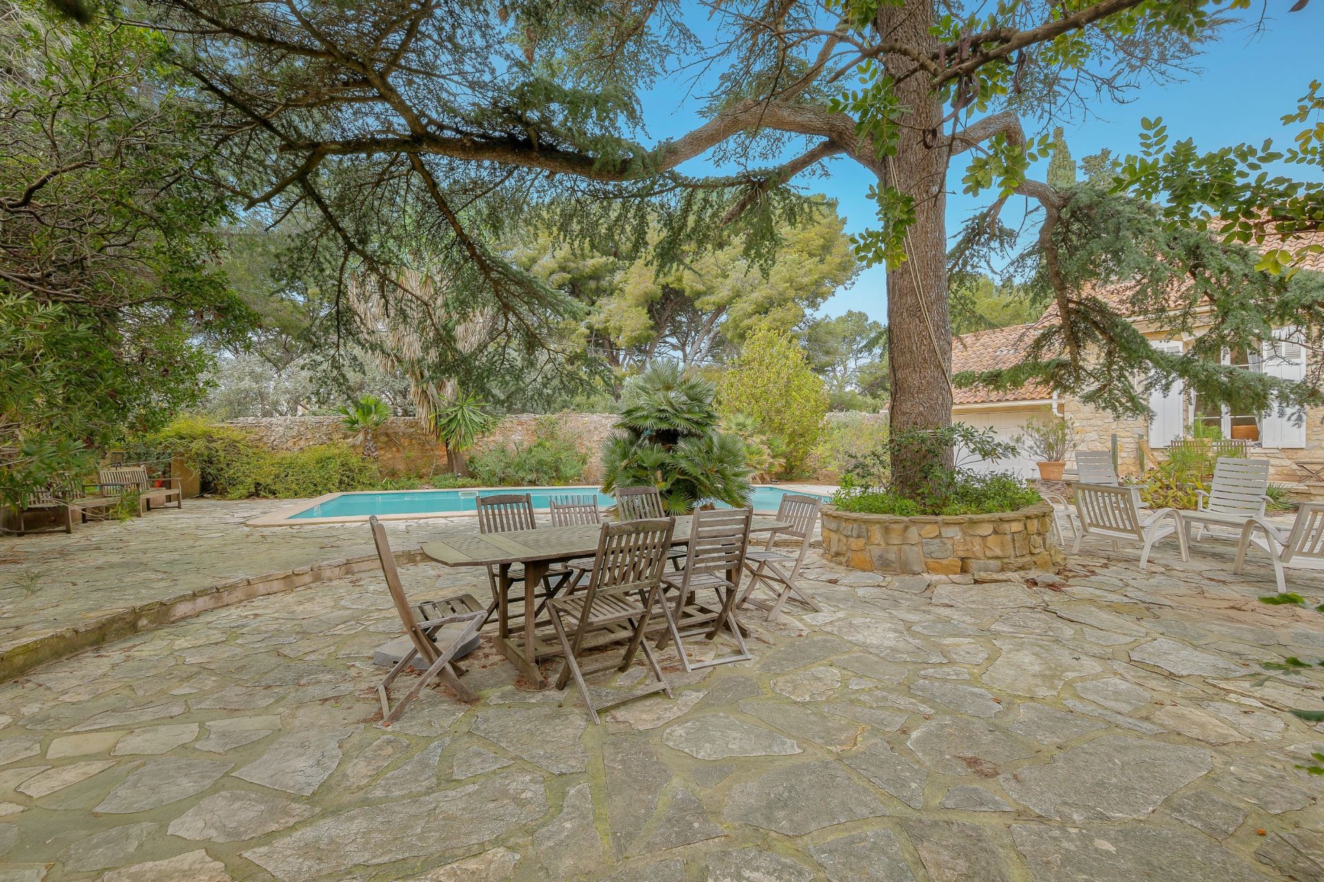 luxury house 7 Rooms for sale on BANDOL (83150)