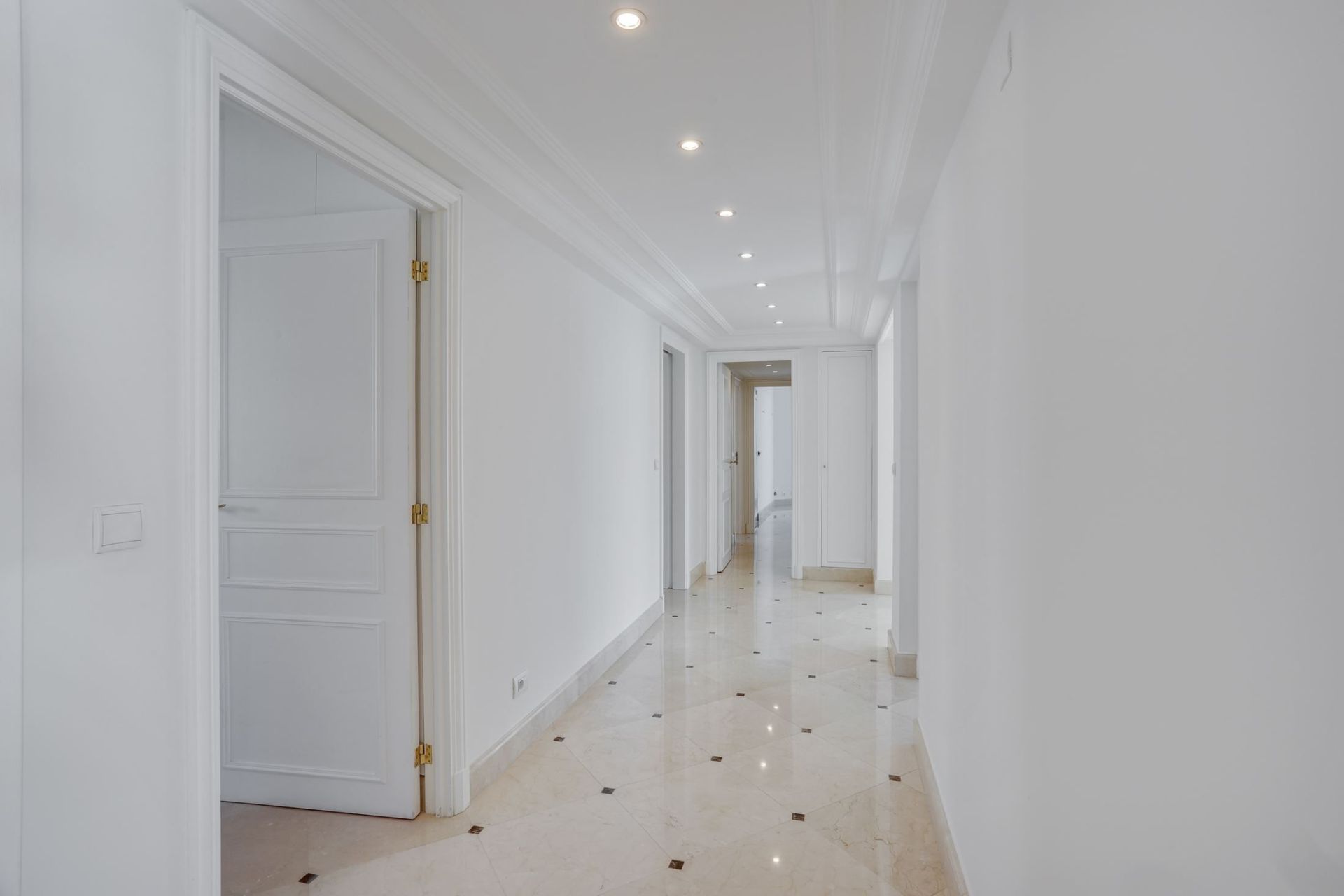 luxury apartment 5 Rooms for rent on MONACO (98000)