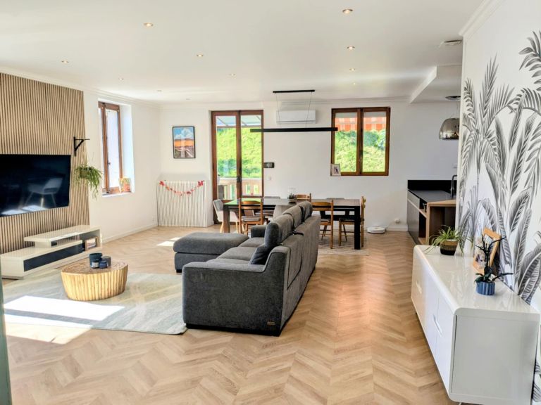 luxury apartment 9 Rooms for sale on EVIAN LES BAINS (74500)