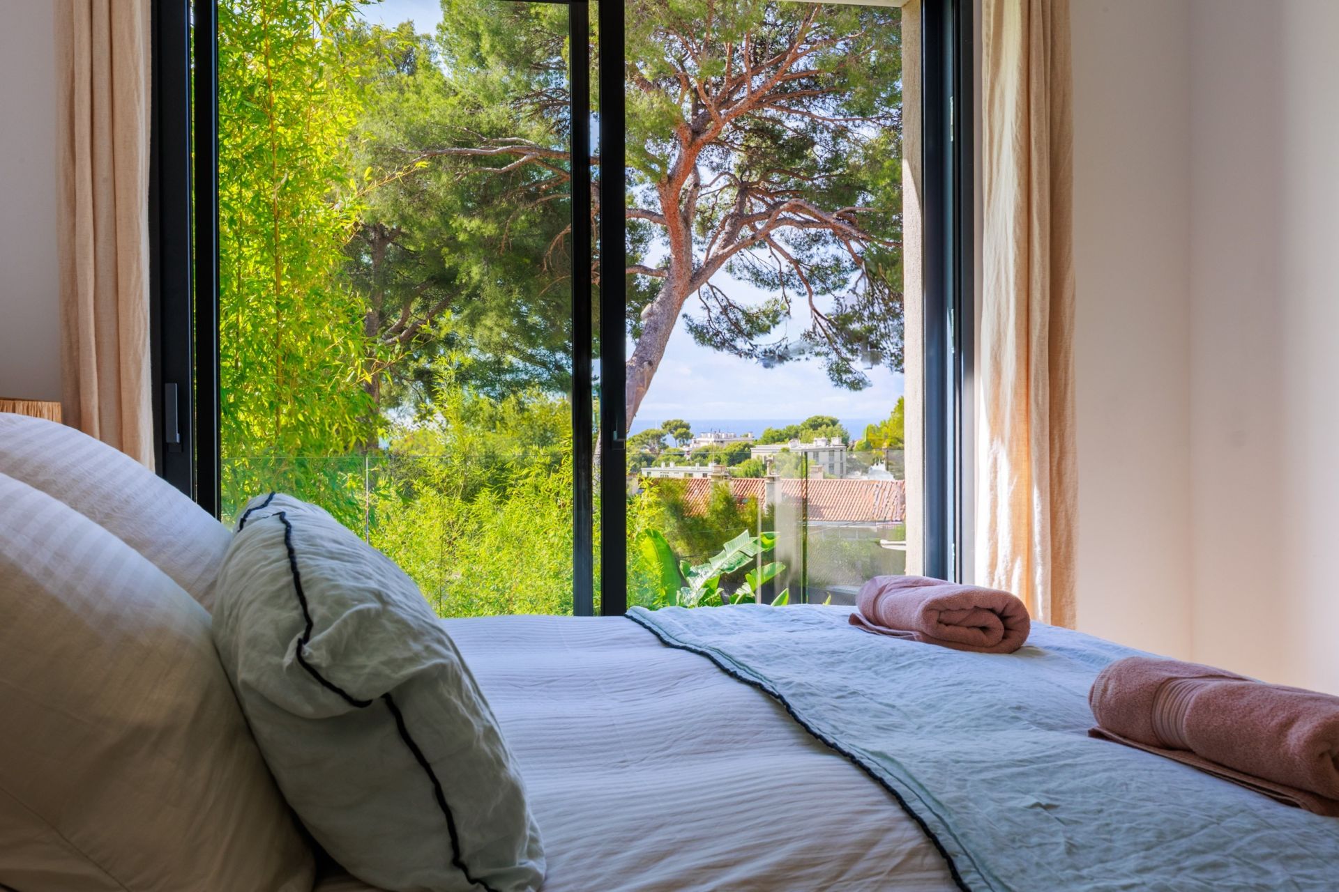 luxury house 7 Rooms for sale on CASSIS (13260)