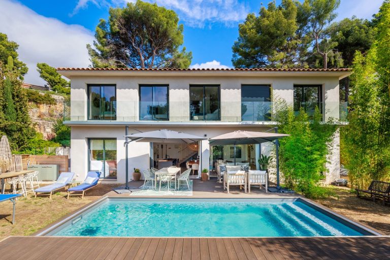 luxury house 7 Rooms for sale on CASSIS (13260)