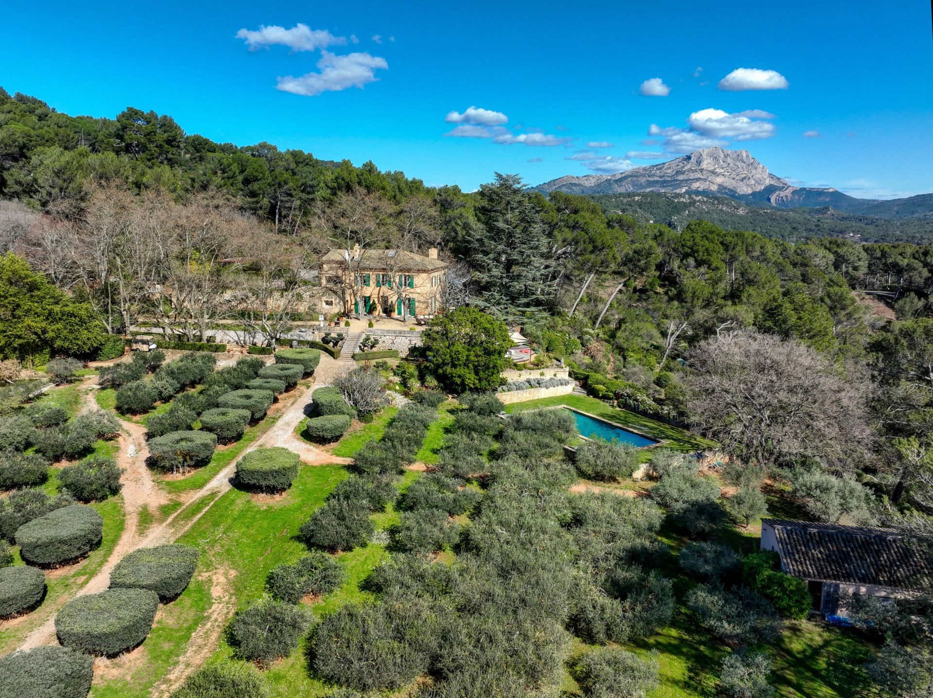 luxury house 10 Rooms for sale on AIX EN PROVENCE (13100)