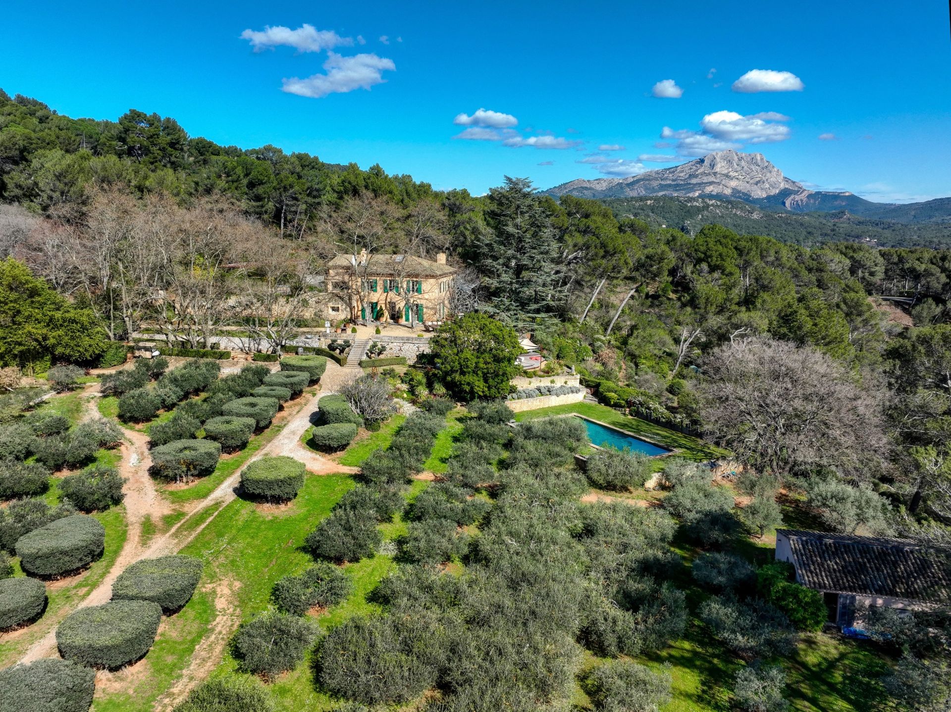 luxury house 10 Rooms for sale on AIX EN PROVENCE (13100)