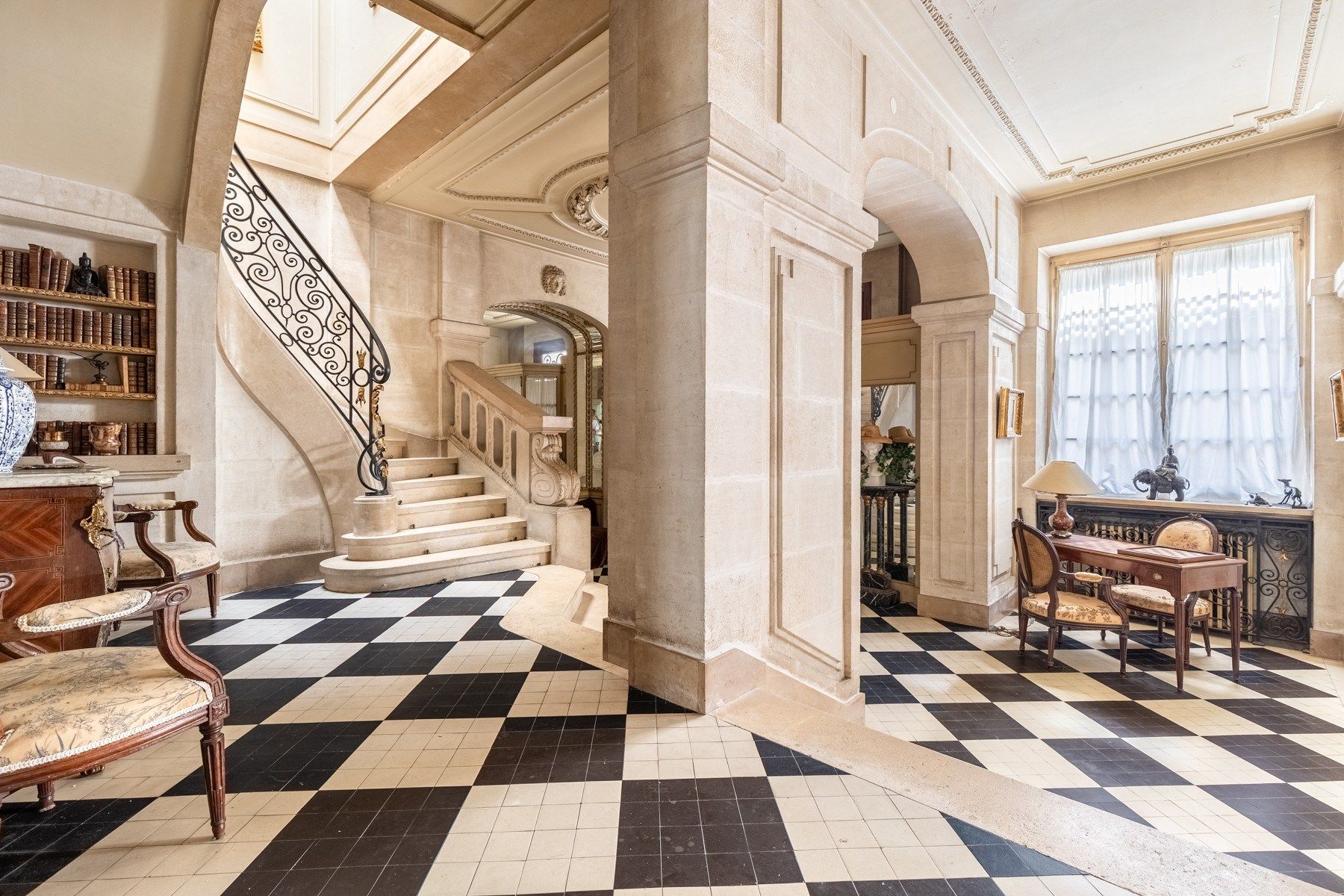 luxury house 12 Rooms for sale on BORDEAUX (33000)