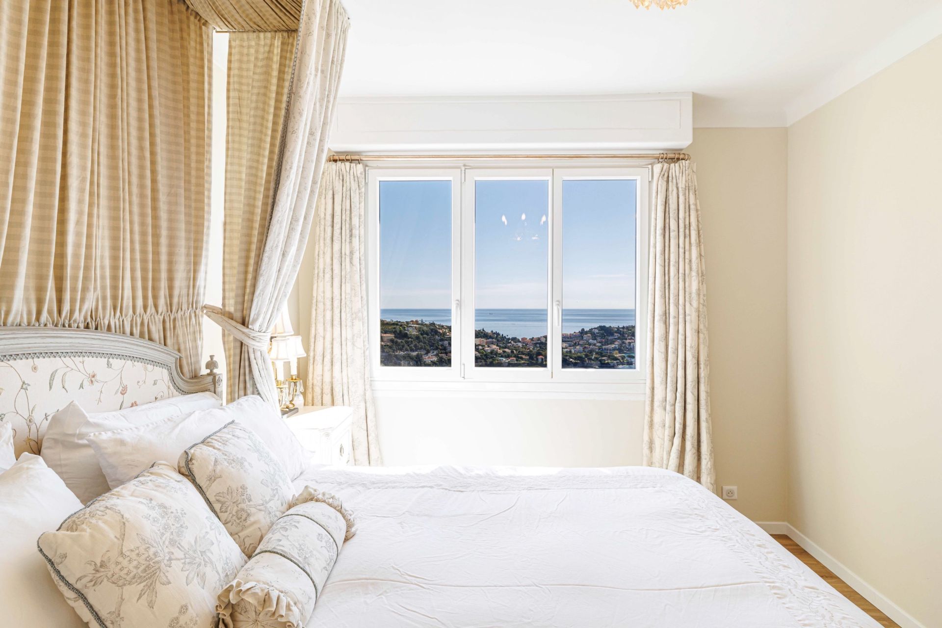 luxury apartment 2 Rooms for sale on VILLEFRANCHE SUR MER (06230)