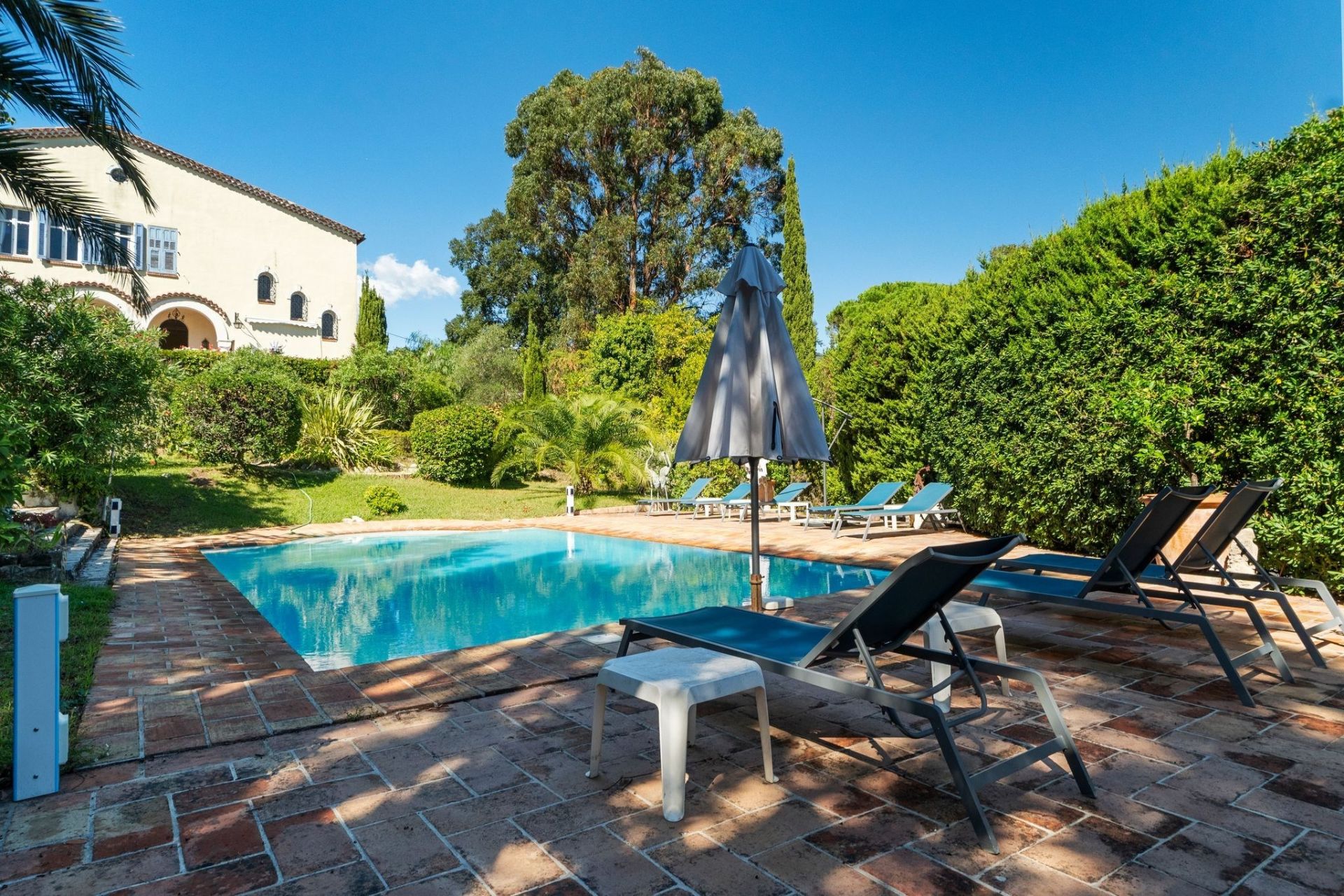 mansion 9 Rooms for sale on MANDELIEU LA NAPOULE (06210)