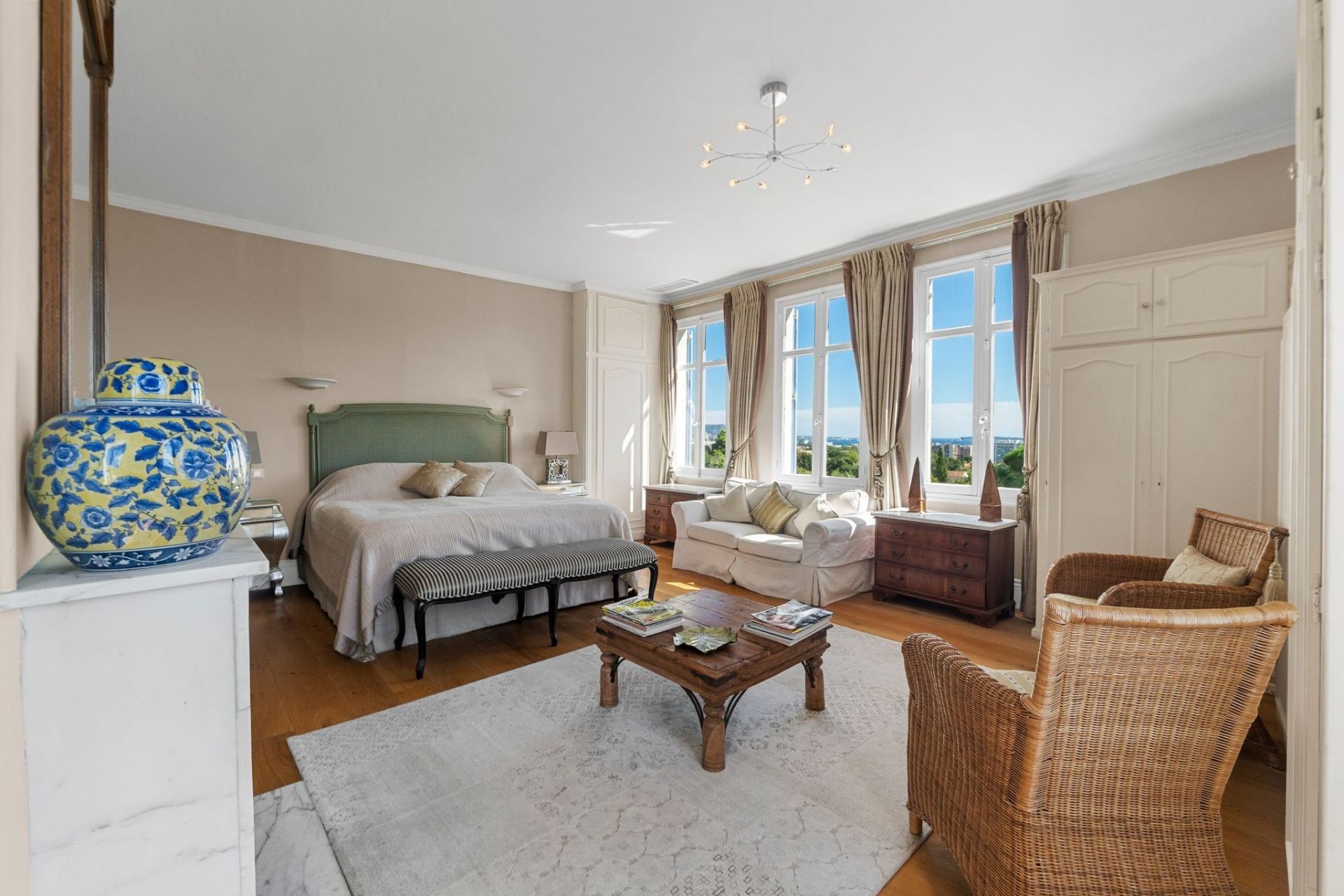 mansion 9 Rooms for sale on MANDELIEU LA NAPOULE (06210)
