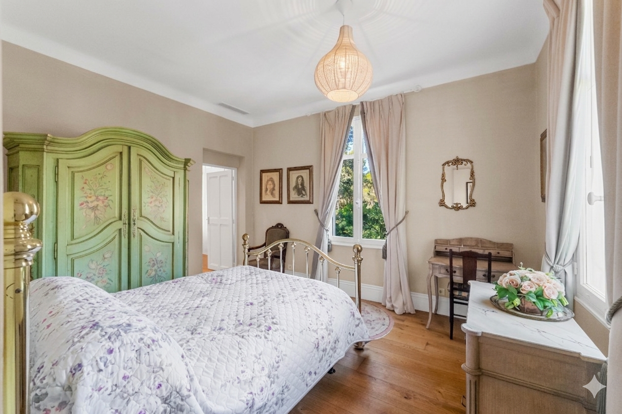 mansion 9 Rooms for sale on MANDELIEU LA NAPOULE (06210)
