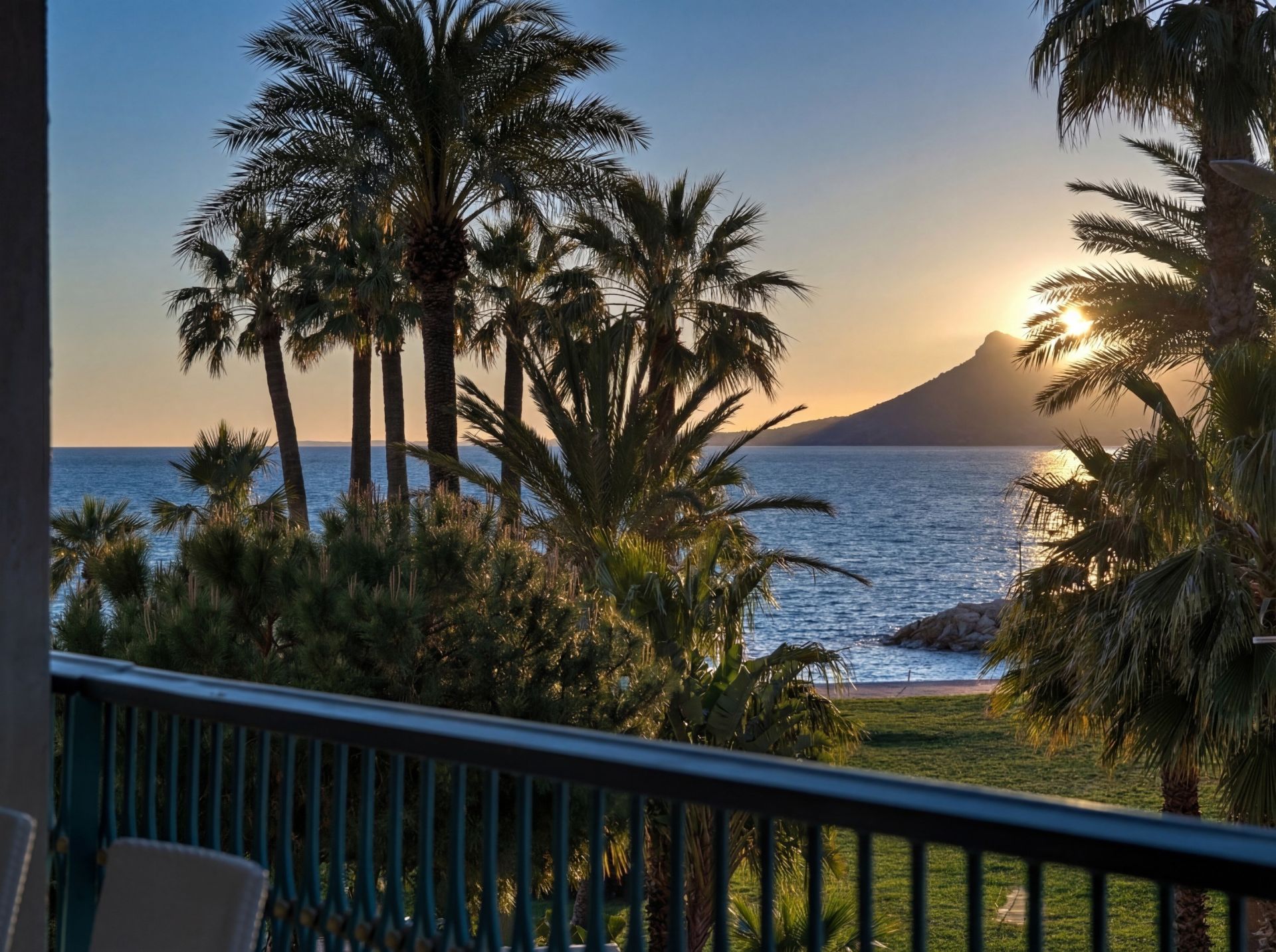 luxury apartment 7 Rooms for sale on CANNES (06400)
