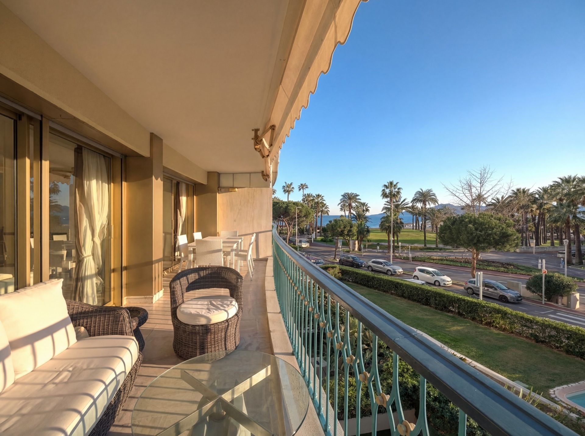 luxury apartment 7 Rooms for sale on CANNES (06400)