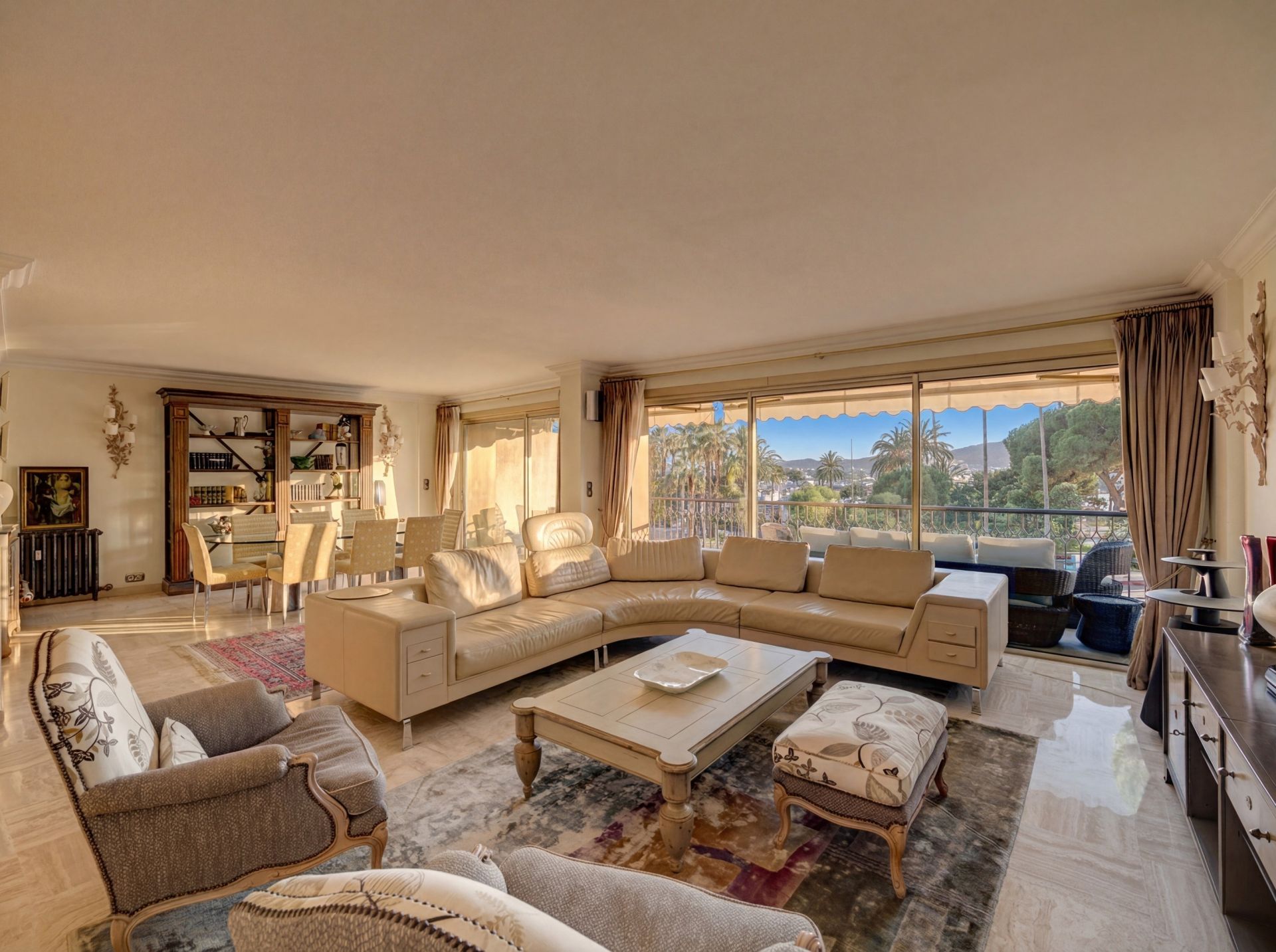 luxury apartment 7 Rooms for sale on CANNES (06400)