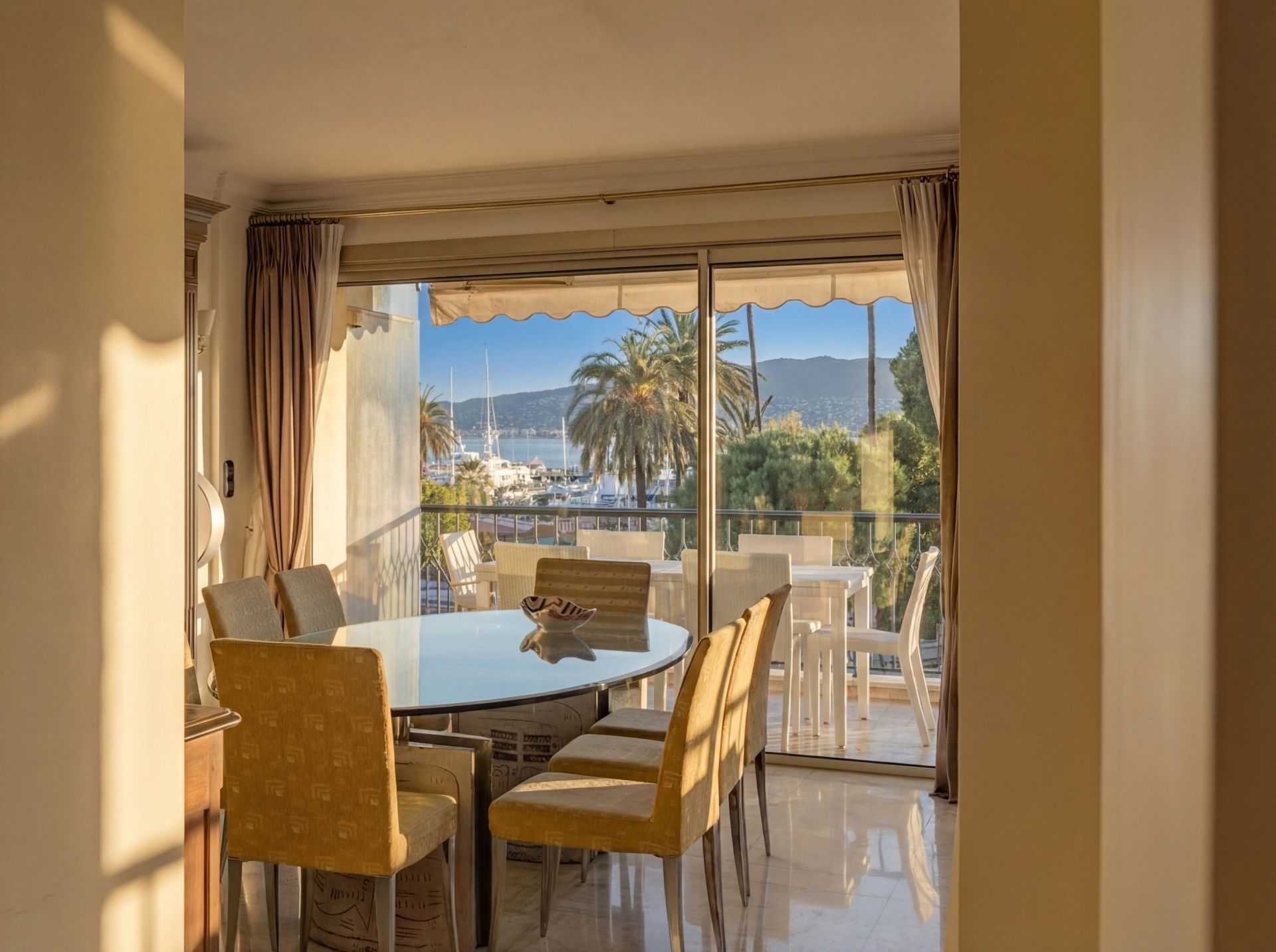 luxury apartment 7 Rooms for sale on CANNES (06400)