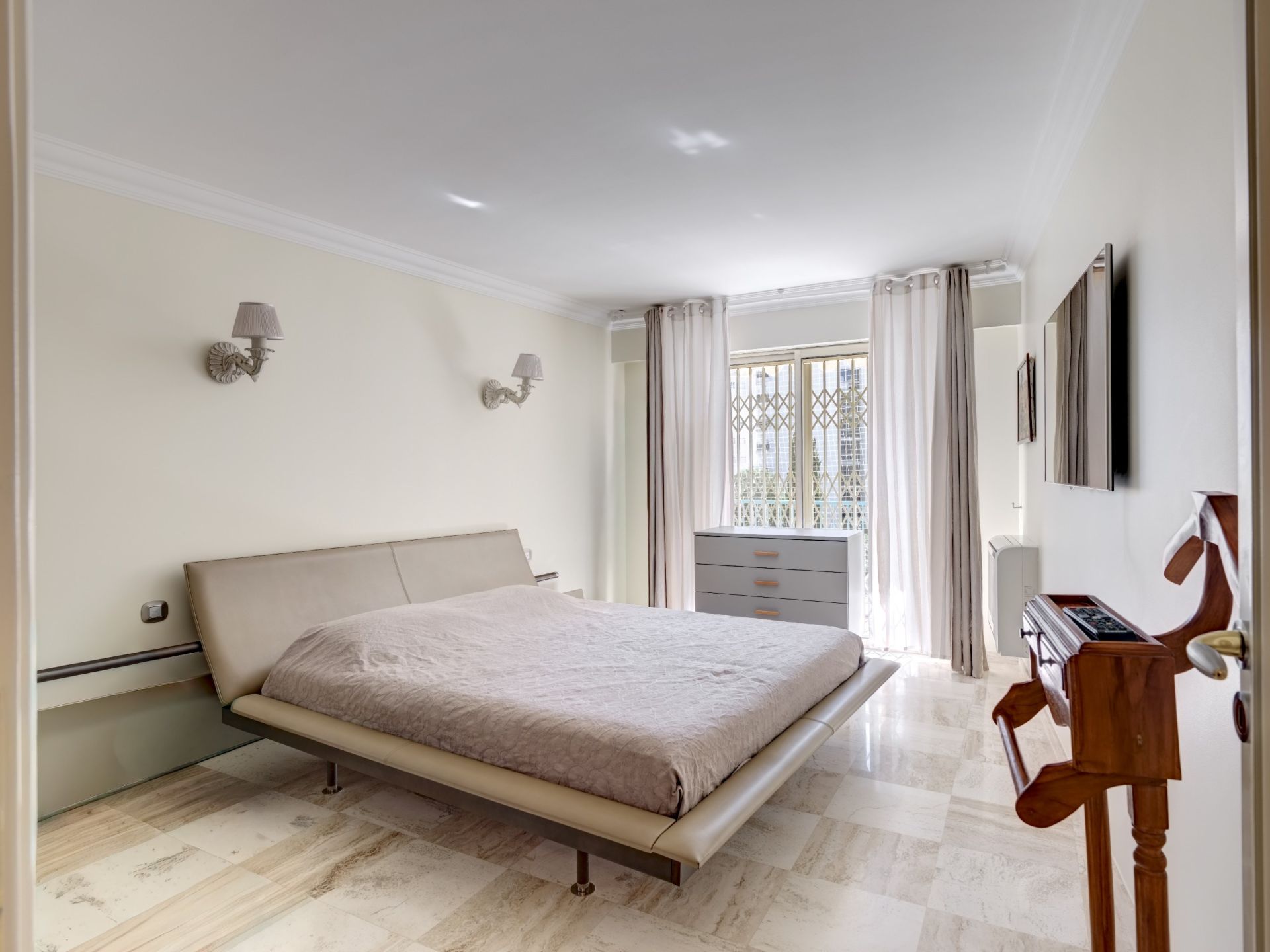luxury apartment 7 Rooms for sale on CANNES (06400)
