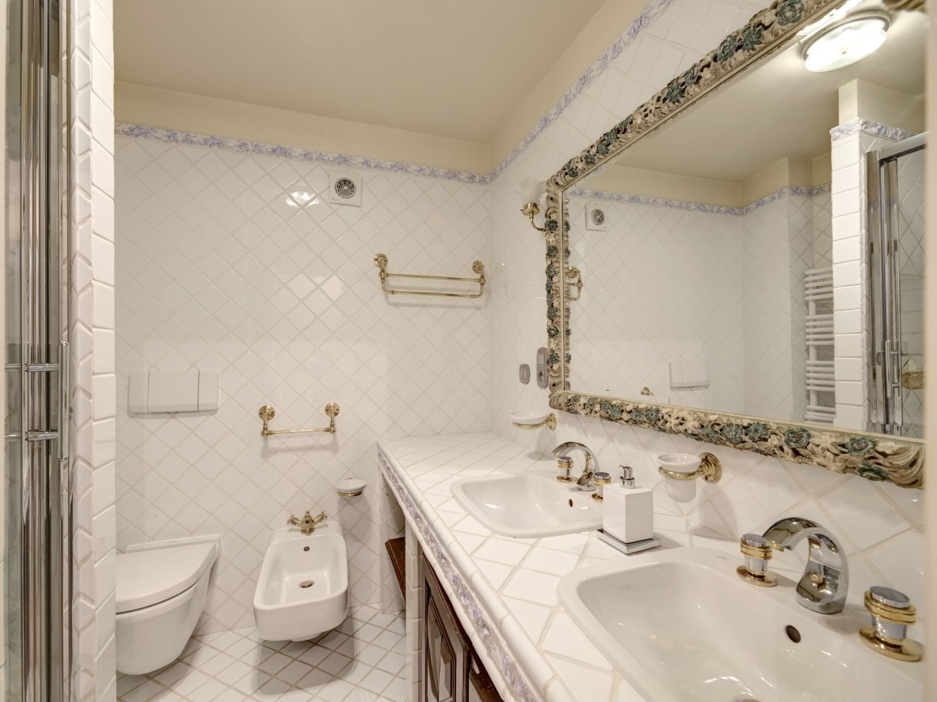 luxury apartment 7 Rooms for sale on CANNES (06400)