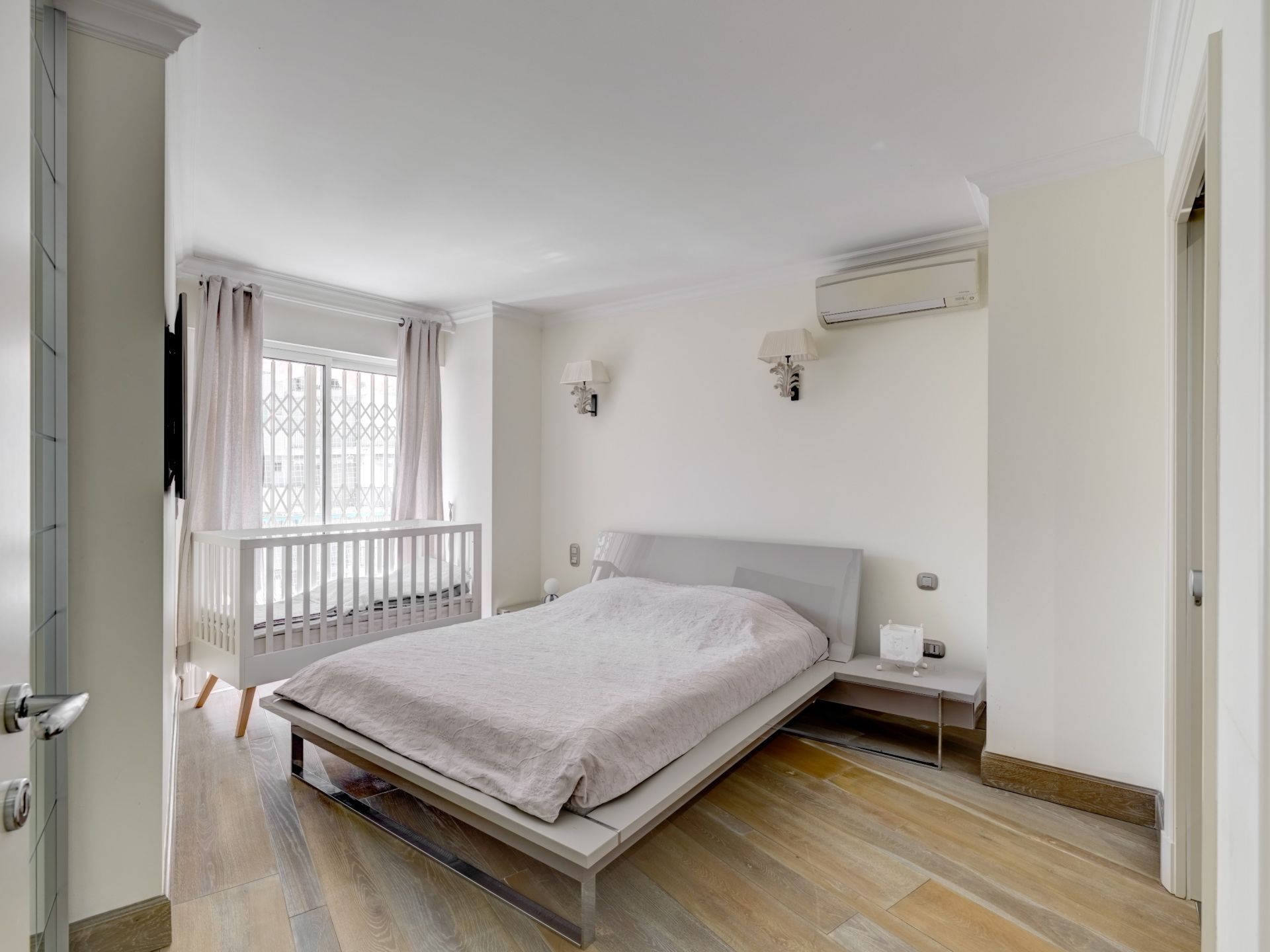 luxury apartment 7 Rooms for sale on CANNES (06400)