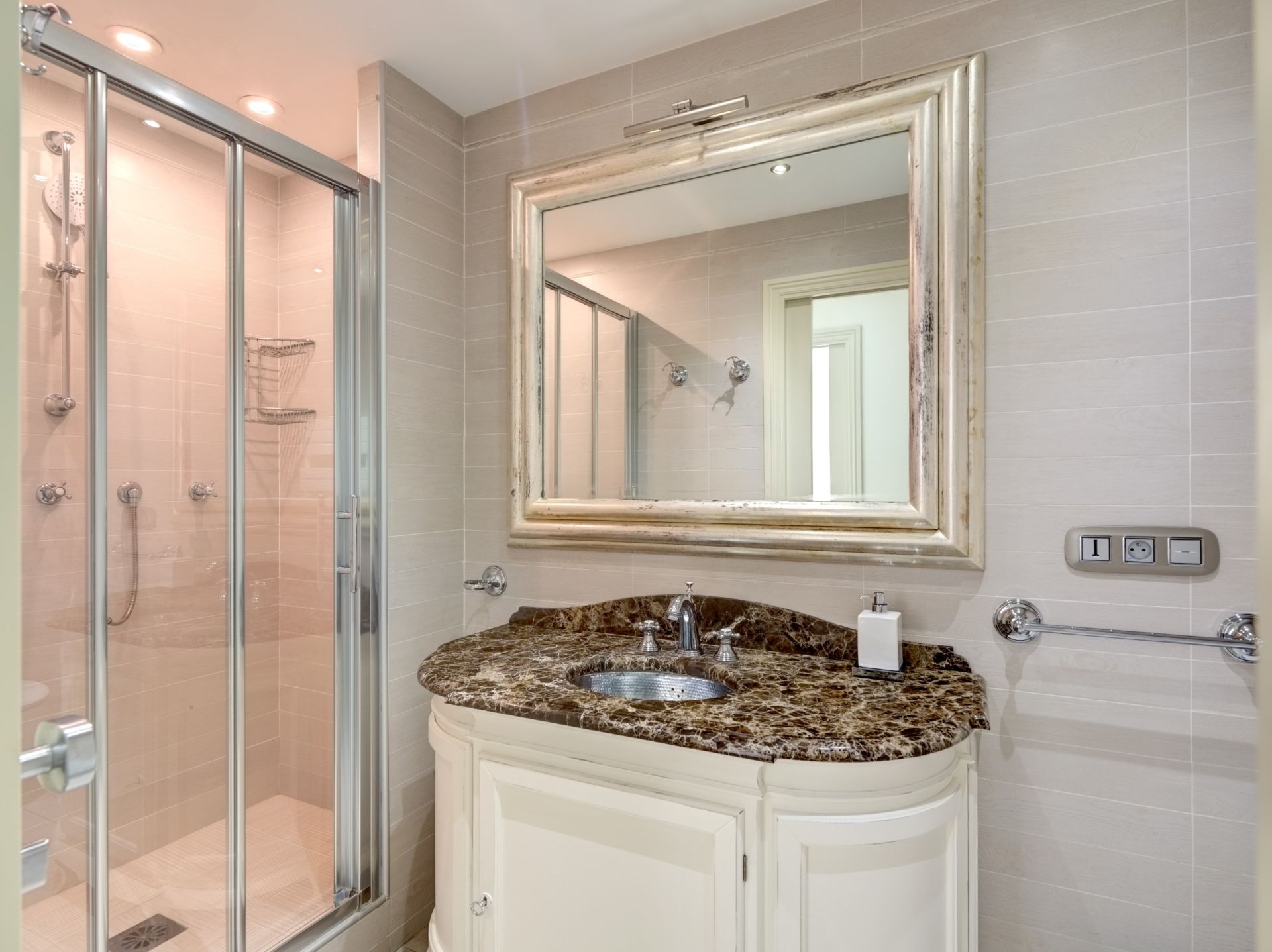 luxury apartment 7 Rooms for sale on CANNES (06400)