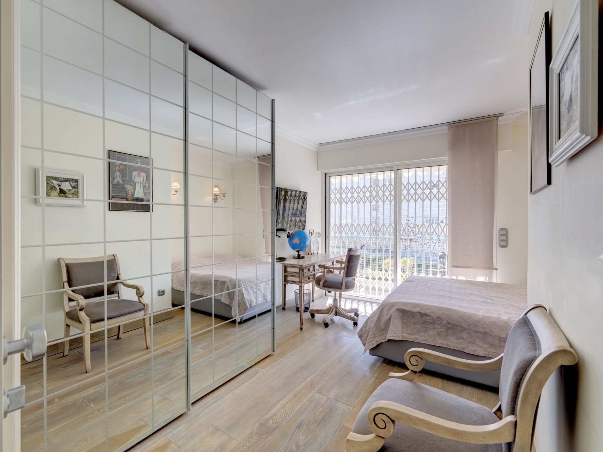 luxury apartment 7 Rooms for sale on CANNES (06400)
