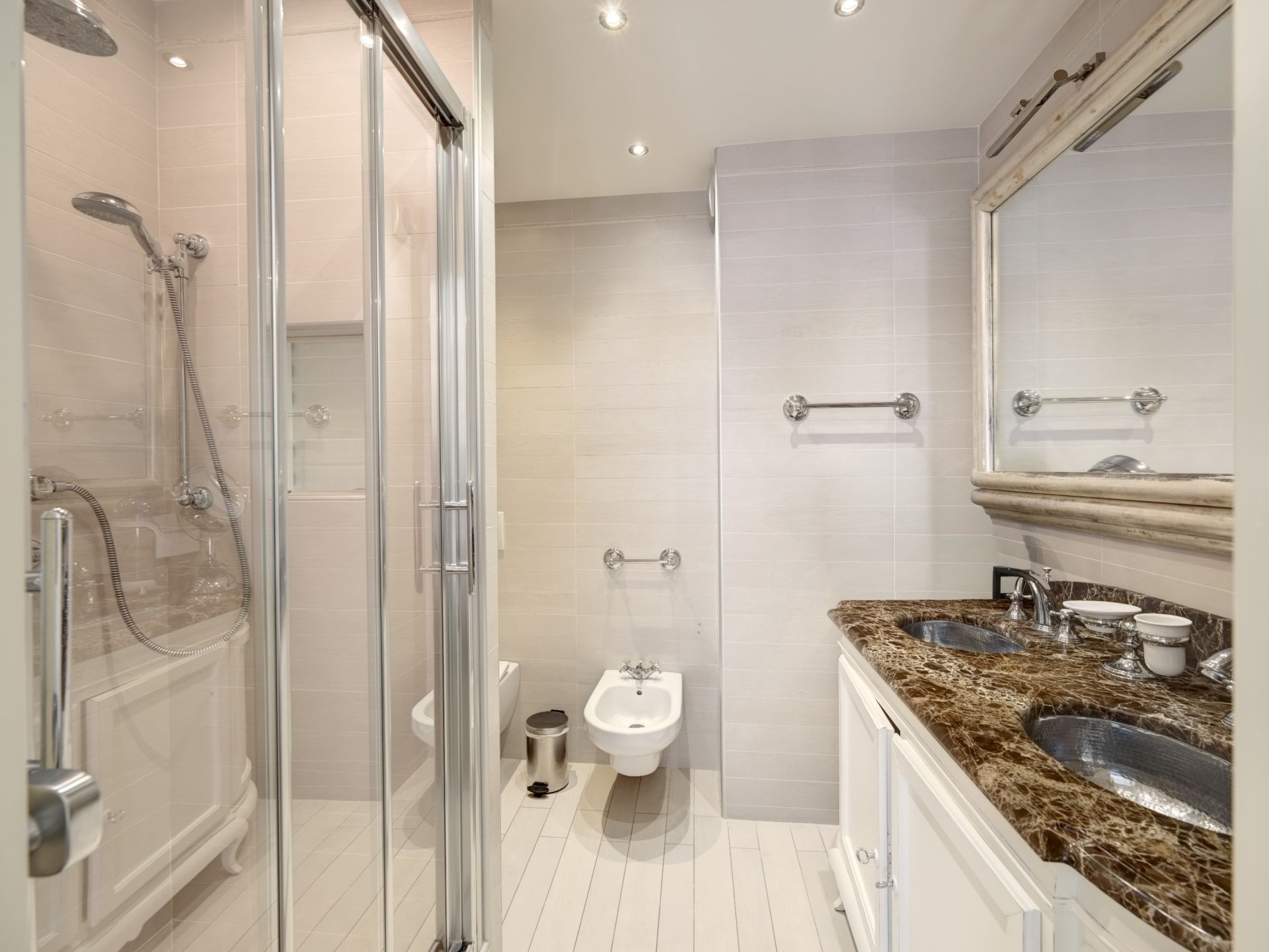 luxury apartment 7 Rooms for sale on CANNES (06400)