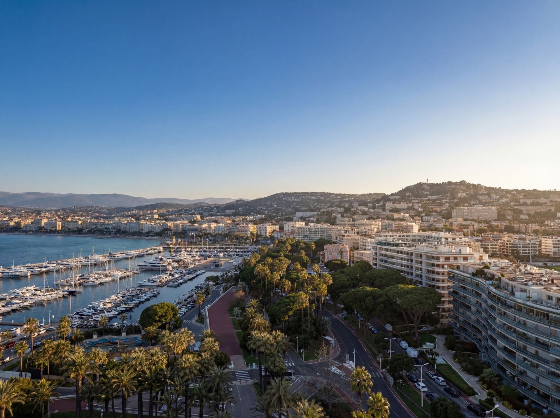 luxury apartment 7 Rooms for sale on CANNES (06400)