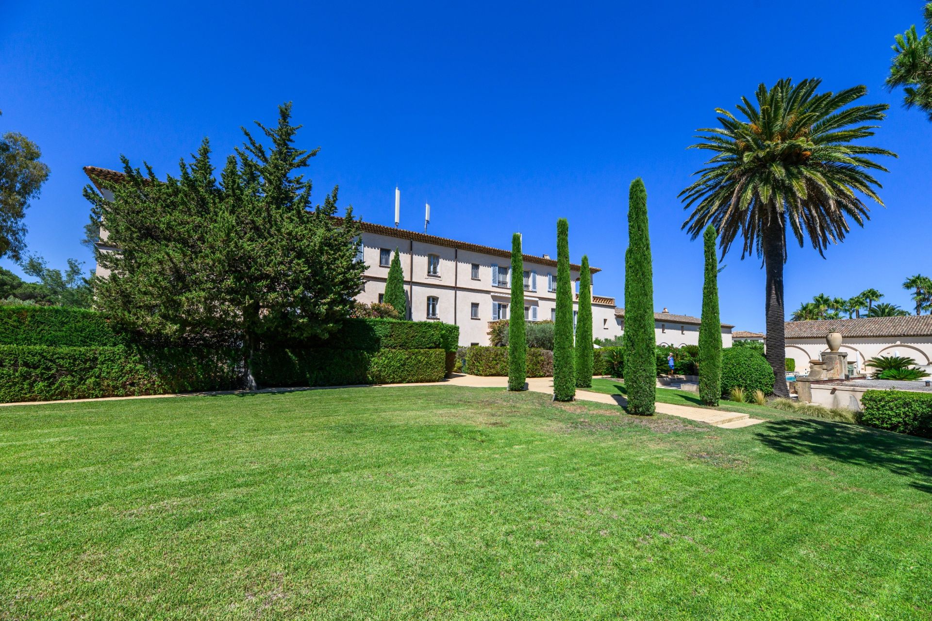 luxury apartment 6 Rooms for sale on ST TROPEZ (83990)