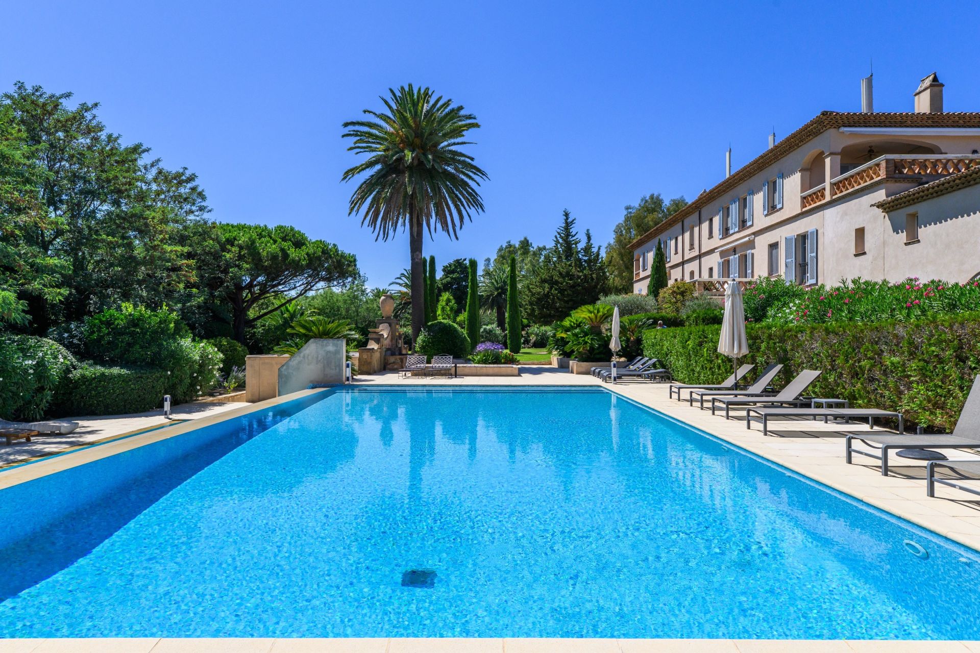 luxury apartment 6 Rooms for sale on ST TROPEZ (83990)